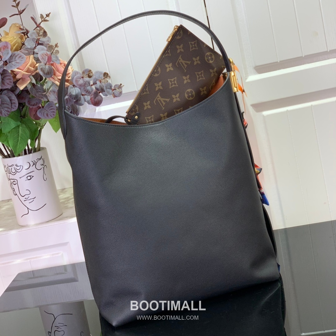 Louis Vuitton Low Key Hobo Medium Soft Grained Calfskin Black Shoulder Bag 루이비통 로우 키 호보 중형 소프트 그레인드 카프스킨 블랙 숄더백 35cm 3