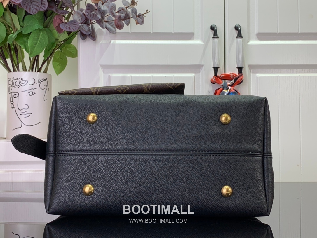 Louis Vuitton Low Key Hobo Medium Soft Grained Calfskin Black Shoulder Bag 루이비통 로우 키 호보 중형 소프트 그레인드 카프스킨 블랙 숄더백 35cm 4