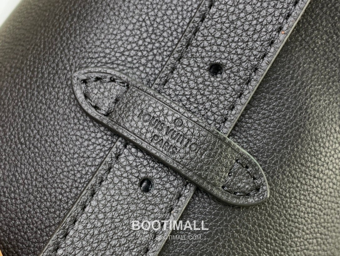 Louis Vuitton Low Key Hobo Medium Soft Grained Calfskin Black Shoulder Bag 루이비통 로우 키 호보 중형 소프트 그레인드 카프스킨 블랙 숄더백 35cm 5