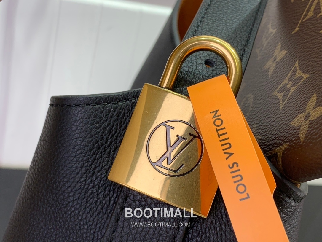 Louis Vuitton Low Key Hobo Medium Soft Grained Calfskin Black Shoulder Bag 루이비통 로우 키 호보 중형 소프트 그레인드 카프스킨 블랙 숄더백 35cm 6