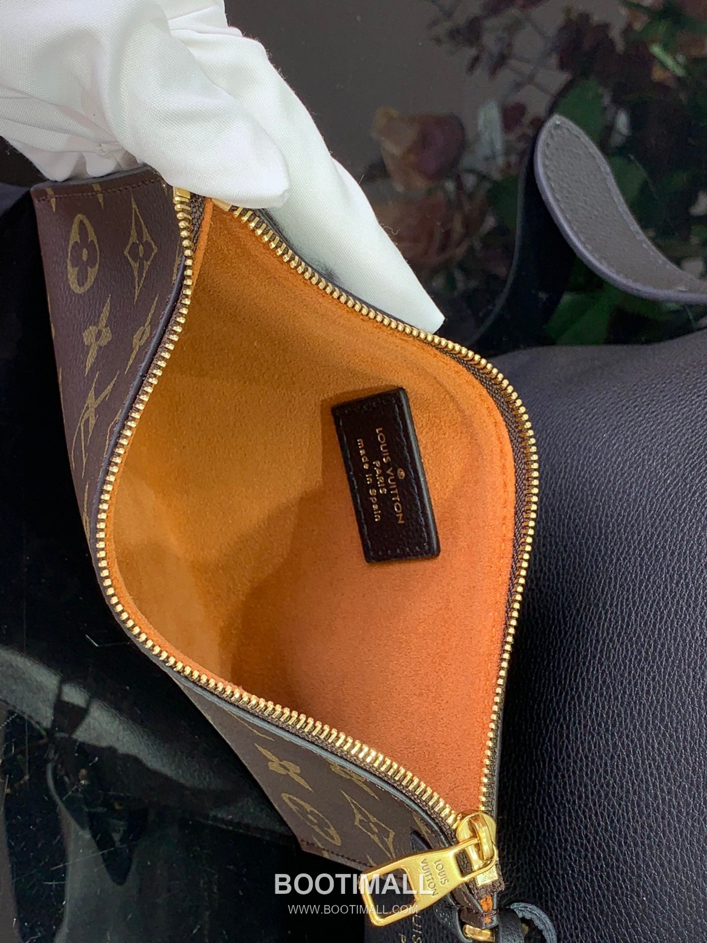 Louis Vuitton Low Key Hobo Medium Soft Grained Calfskin Black Shoulder Bag 루이비통 로우 키 호보 중형 소프트 그레인드 카프스킨 블랙 숄더백 35cm 7