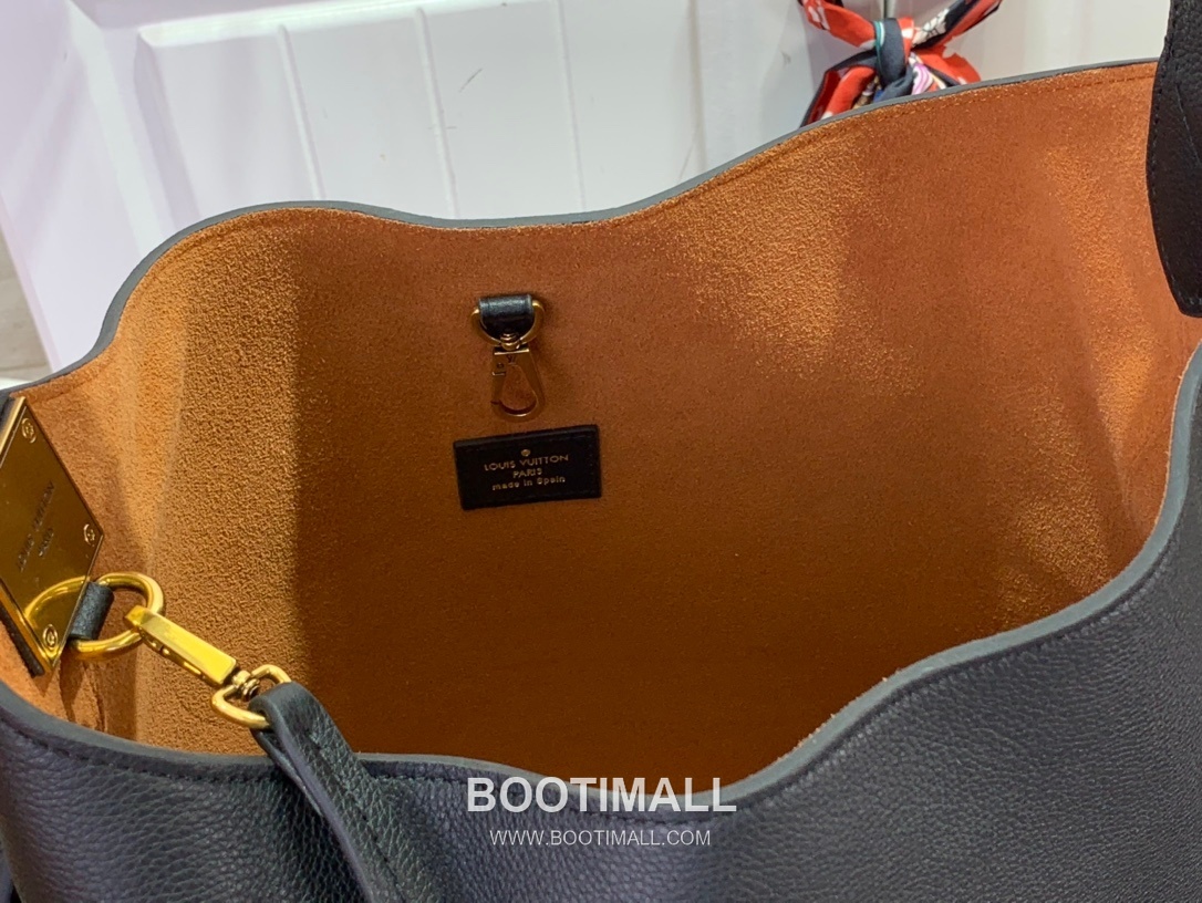 Louis Vuitton Low Key Hobo Medium Soft Grained Calfskin Black Shoulder Bag 루이비통 로우 키 호보 중형 소프트 그레인드 카프스킨 블랙 숄더백 35cm 8