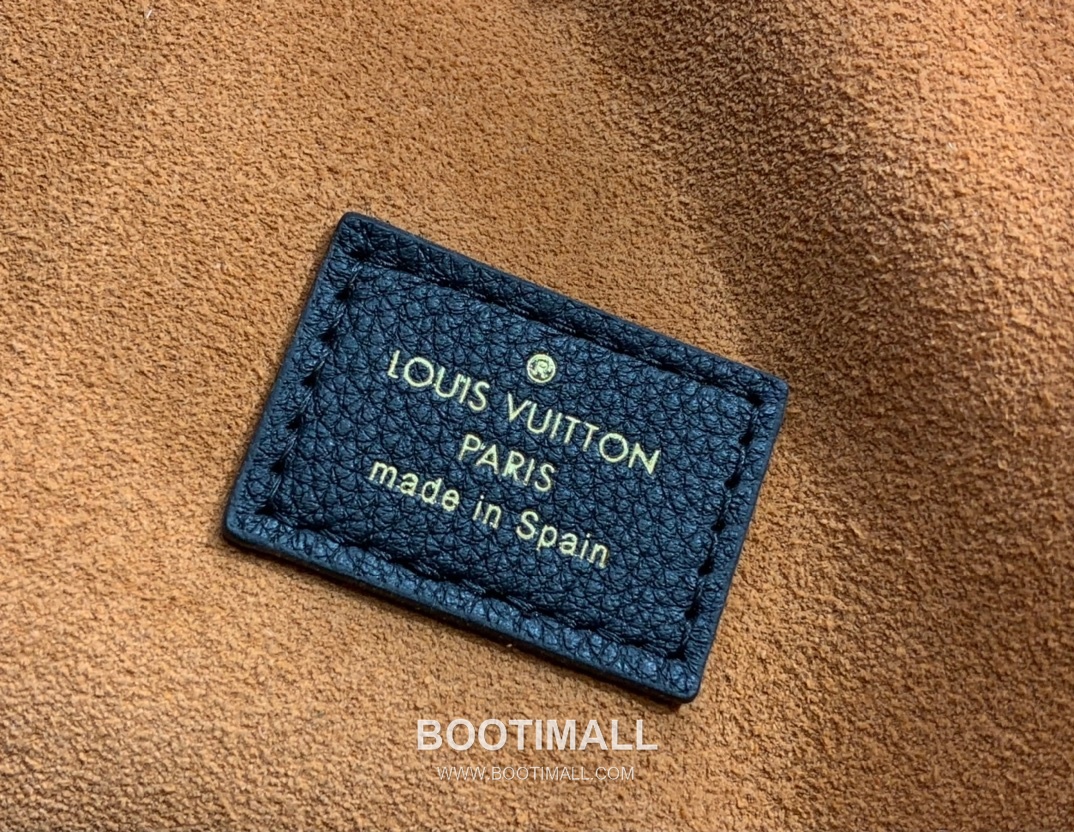 Louis Vuitton Low Key Hobo Medium Soft Grained Calfskin Black Shoulder Bag 루이비통 로우 키 호보 중형 소프트 그레인드 카프스킨 블랙 숄더백 35cm 9