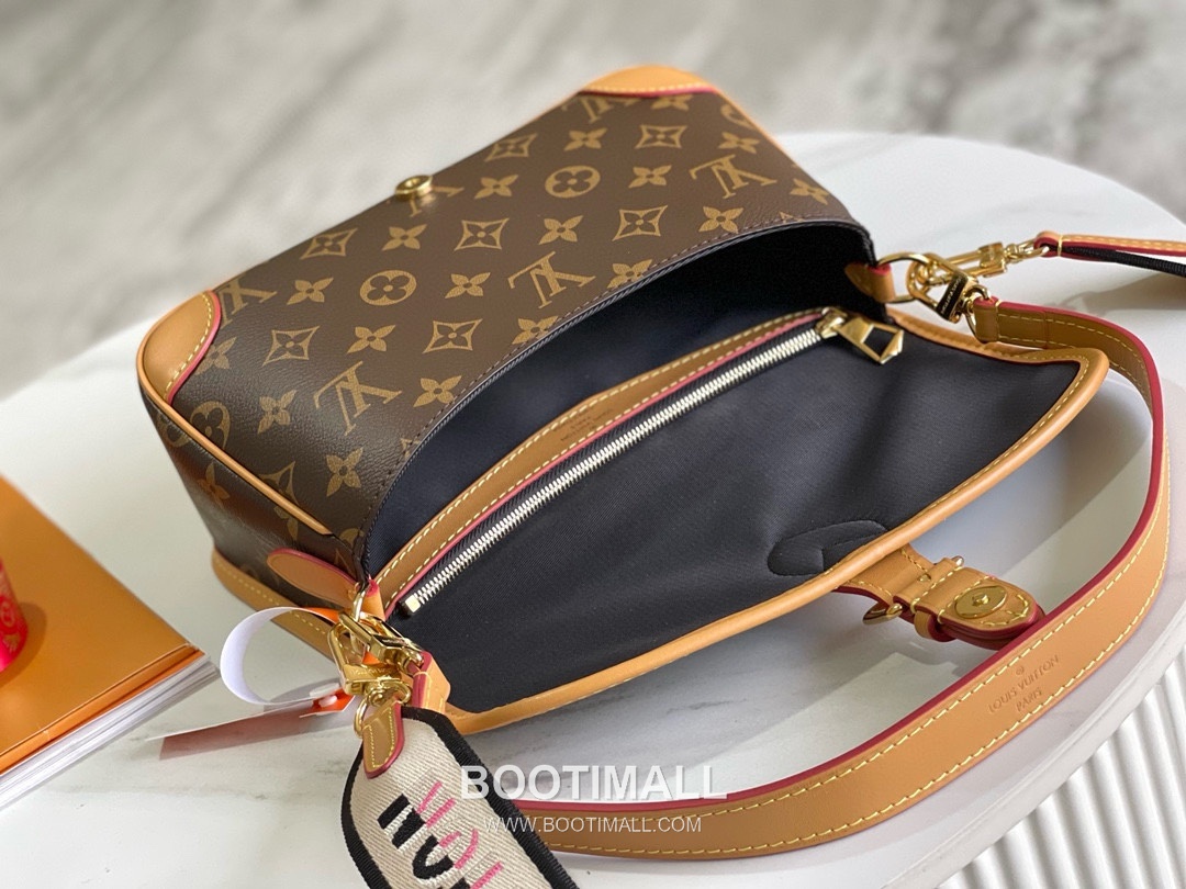 Louis Vuitton Monogram Canvas Tote Italian A-grade Leather, Canvas Brown Bag 루이비통 모노그램 캔버스 토트백 이탈리아 A급 가죽, 캔버스 브라운 가방 25 x 15 x 9 cm 25cm 9