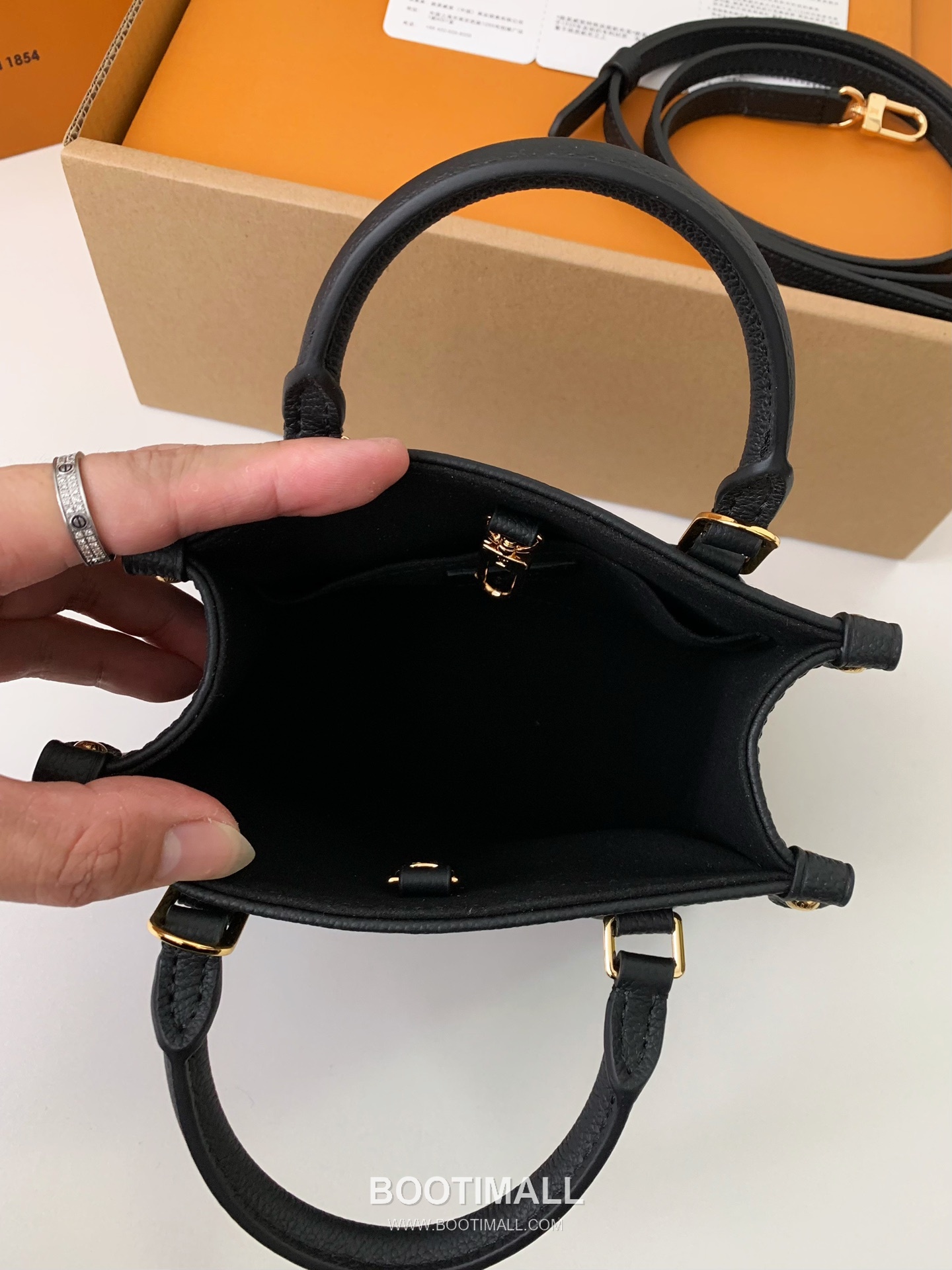 Celine Full Leather Bag Full Grain Leather Black Handbag 셀린느 풀 레더 백 M46993 풀 그레인 가죽 블랙 핸드백 18cm 9