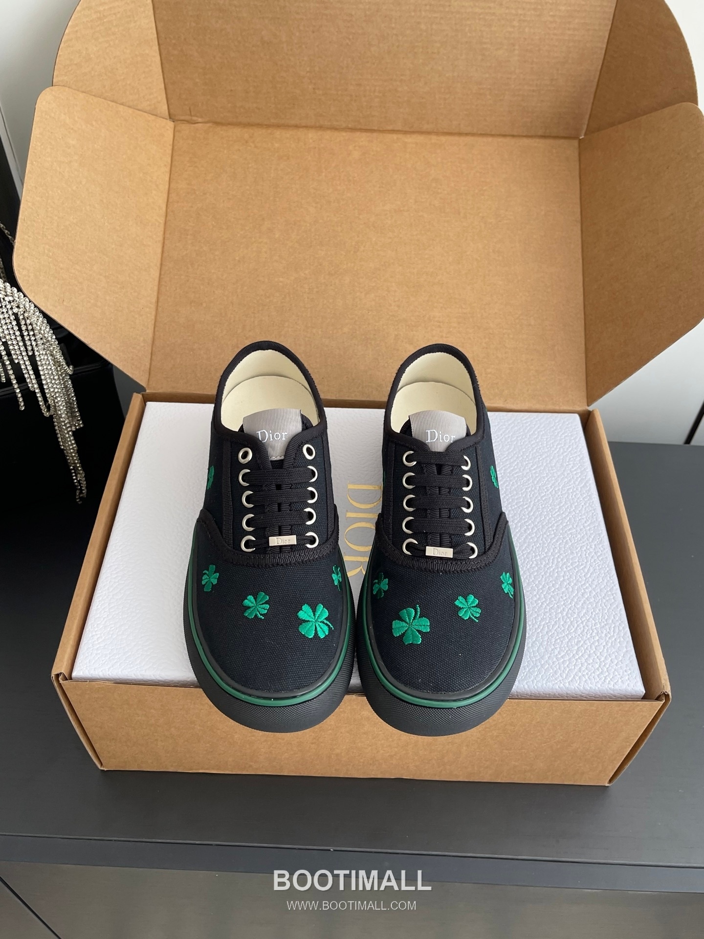 Dior Embroidered Low-Top Sneaker Canvas, Breathable Textile Beige Sneakers 디올 자수 로우탑 스니커즈 캔버스, 통기성 텍스타일 베이지 1