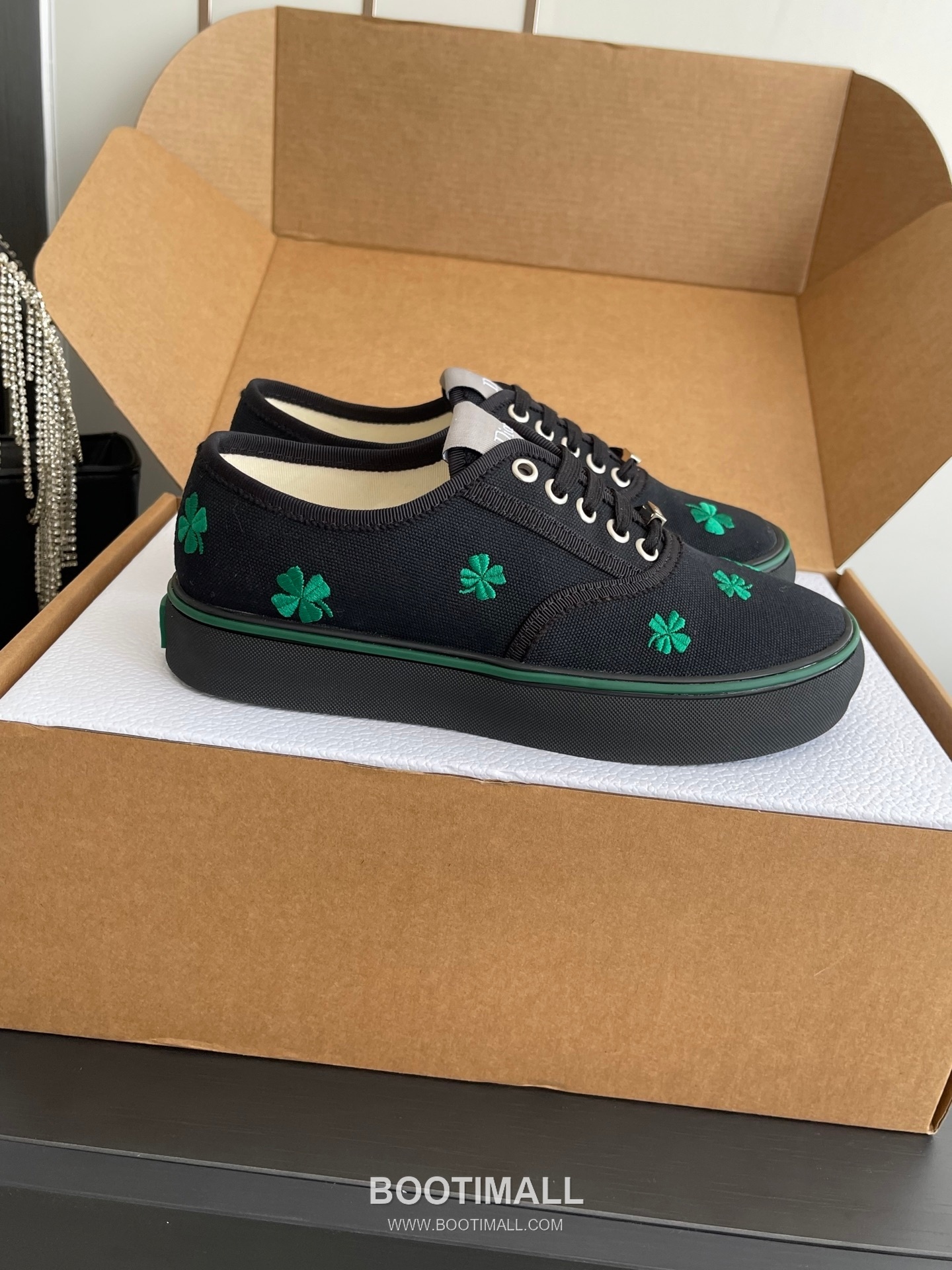 Dior Embroidered Low-Top Sneaker Canvas, Breathable Textile Beige Sneakers 디올 자수 로우탑 스니커즈 캔버스, 통기성 텍스타일 베이지 2