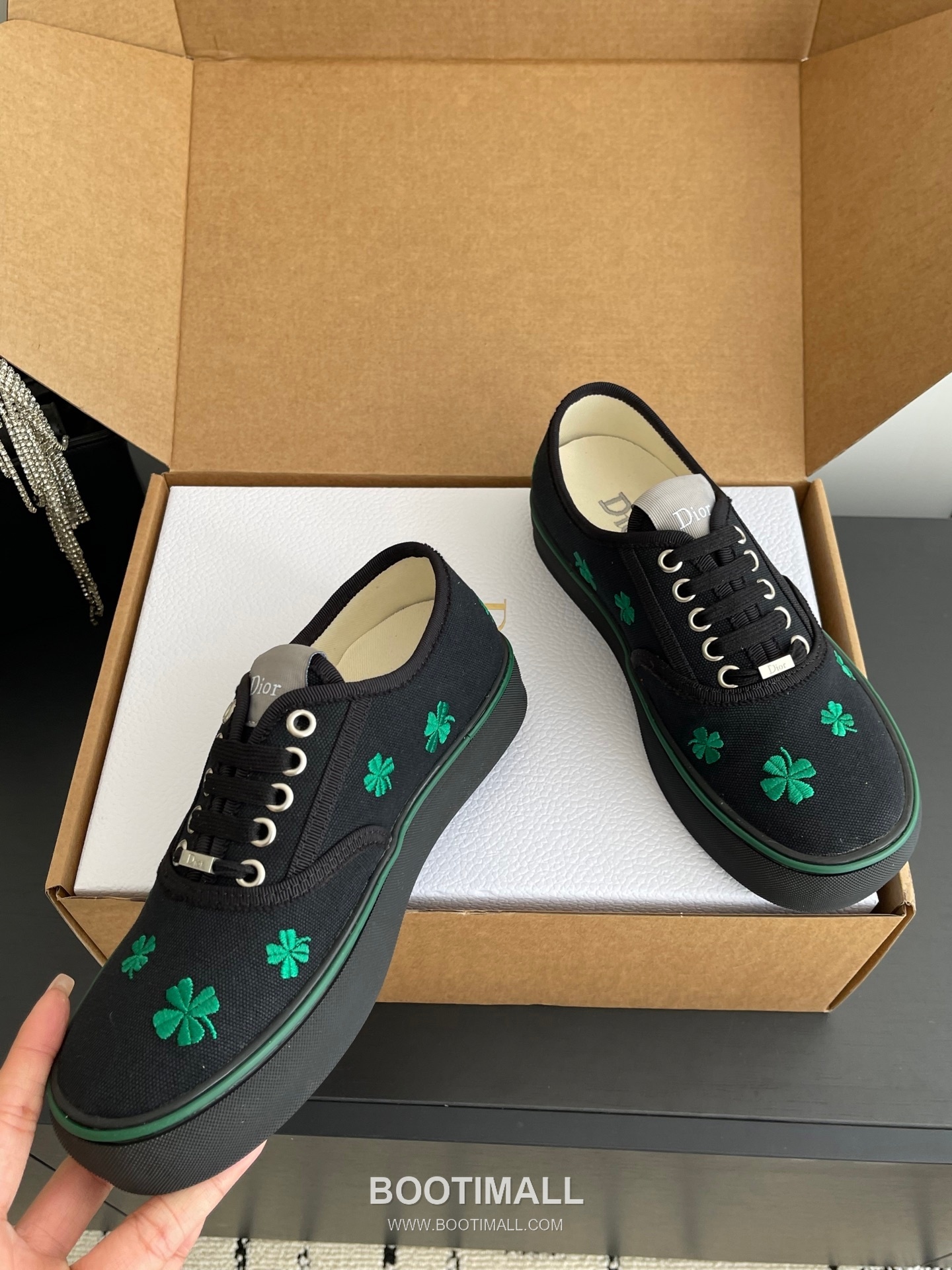 Dior Embroidered Low-Top Sneaker Canvas, Breathable Textile Beige Sneakers 디올 자수 로우탑 스니커즈 캔버스, 통기성 텍스타일 베이지 3