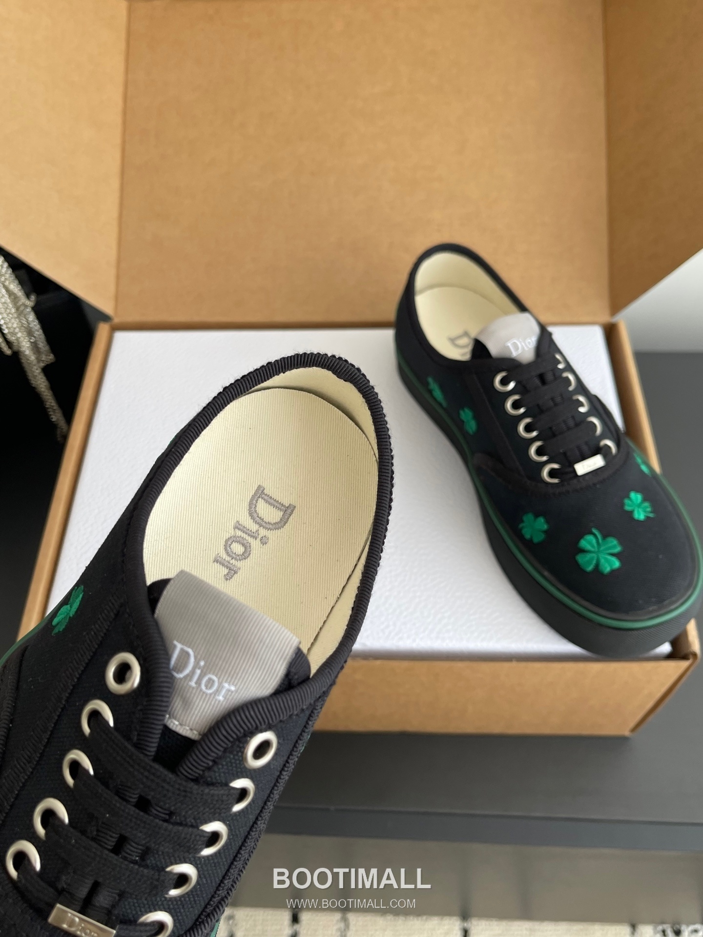 Dior Embroidered Low-Top Sneaker Canvas, Breathable Textile Beige Sneakers 디올 자수 로우탑 스니커즈 캔버스, 통기성 텍스타일 베이지 4