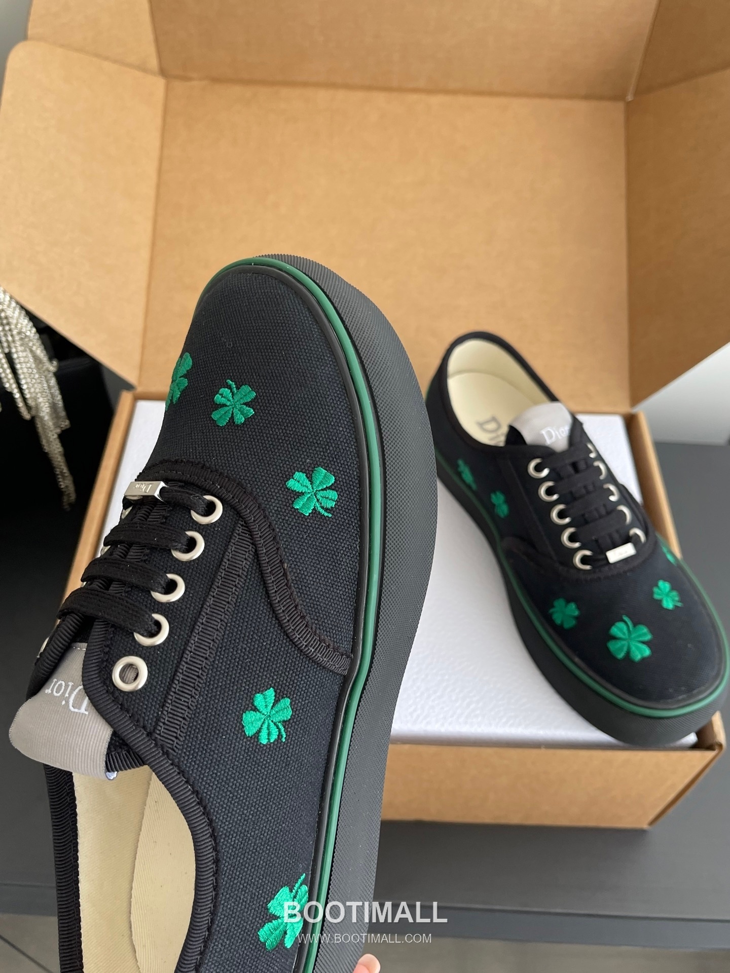 Dior Embroidered Low-Top Sneaker Canvas, Breathable Textile Beige Sneakers 디올 자수 로우탑 스니커즈 캔버스, 통기성 텍스타일 베이지 5