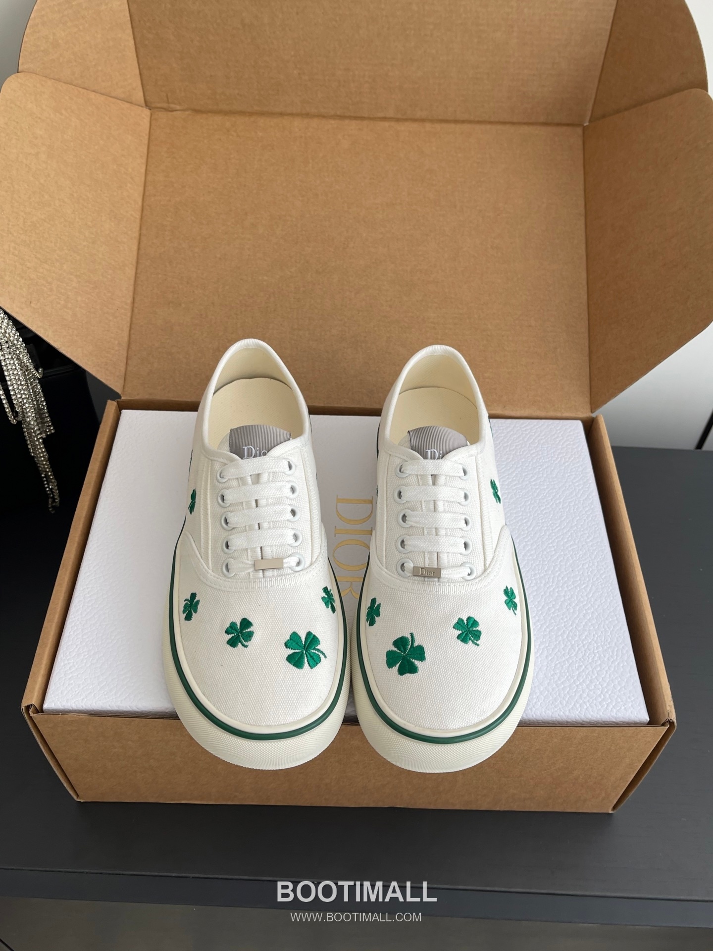 Dior Embroidered Low-Top Sneaker Canvas, Breathable Textile Beige Sneakers 디올 자수 로우탑 스니커즈 캔버스, 통기성 텍스타일 베이지 1