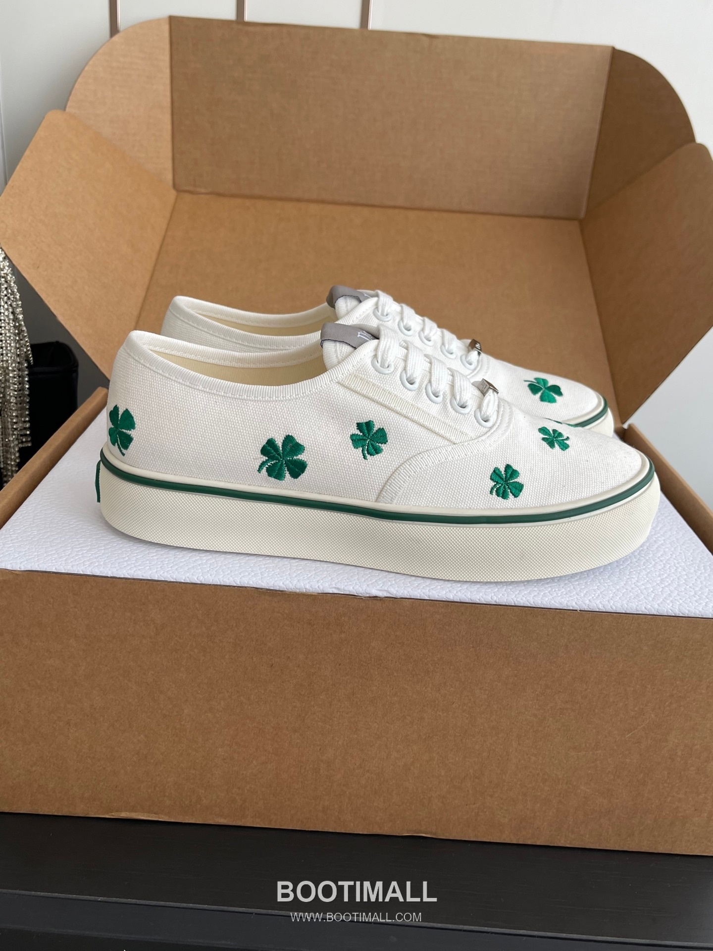 Dior Embroidered Low-Top Sneaker Canvas, Breathable Textile Beige Sneakers 디올 자수 로우탑 스니커즈 캔버스, 통기성 텍스타일 베이지 2