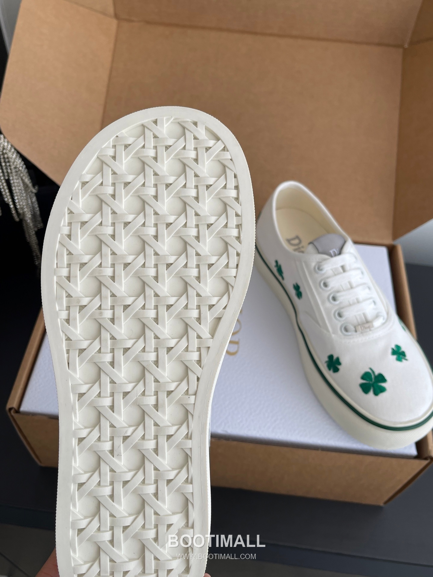 Dior Embroidered Low-Top Sneaker Canvas, Breathable Textile Beige Sneakers 디올 자수 로우탑 스니커즈 캔버스, 통기성 텍스타일 베이지 8