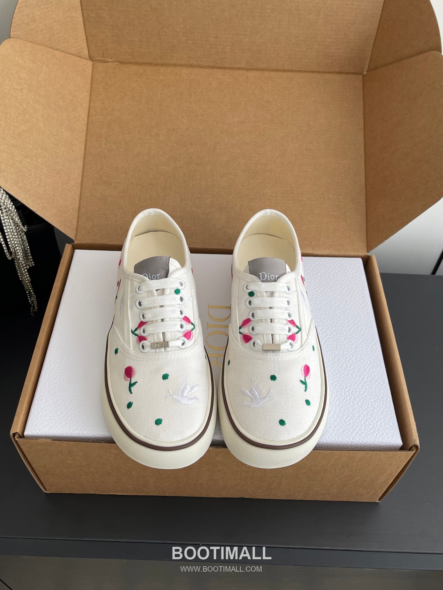 Dior Embroidered Low-Top Sneaker Canvas, Breathable Textile Beige Sneakers 디올 자수 로우탑 스니커즈 캔버스, 통기성 텍스타일 베이지 1