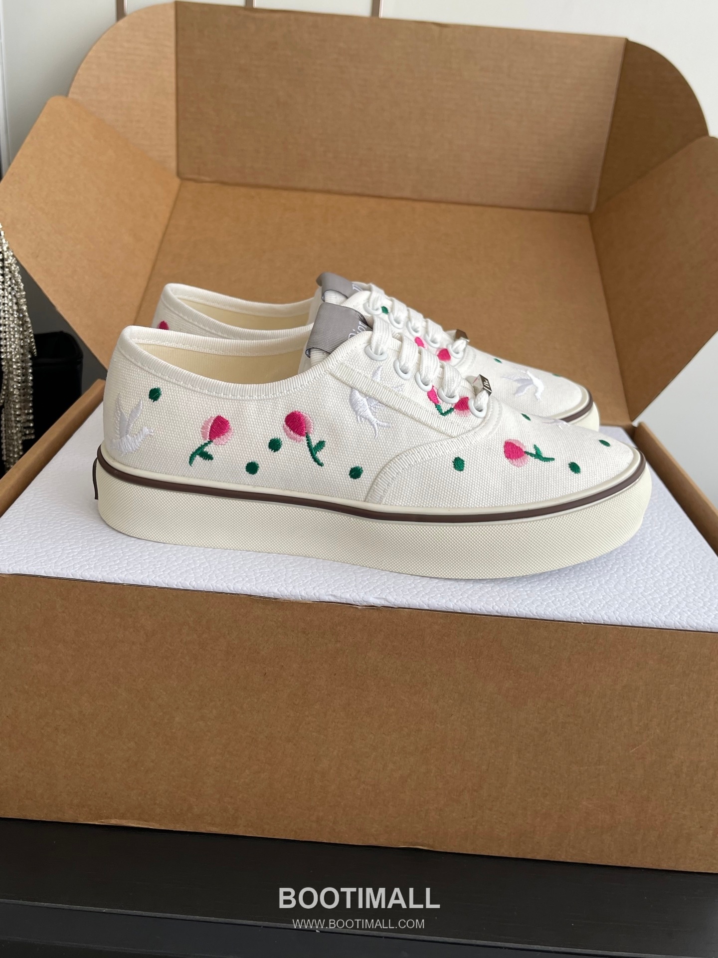 Dior Embroidered Low-Top Sneaker Canvas, Breathable Textile Beige Sneakers 디올 자수 로우탑 스니커즈 캔버스, 통기성 텍스타일 베이지 2