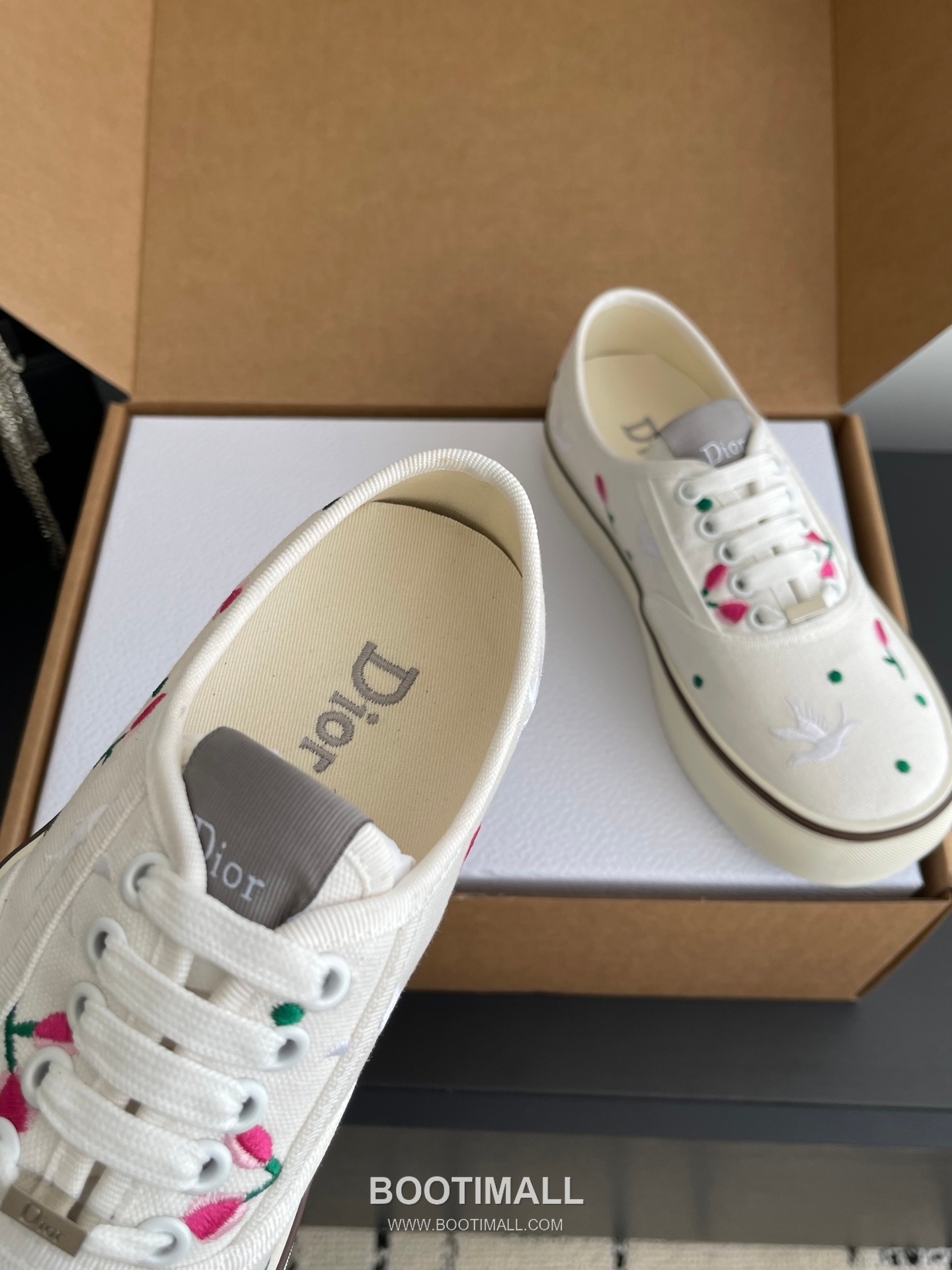 Dior Embroidered Low-Top Sneaker Canvas, Breathable Textile Beige Sneakers 디올 자수 로우탑 스니커즈 캔버스, 통기성 텍스타일 베이지 4