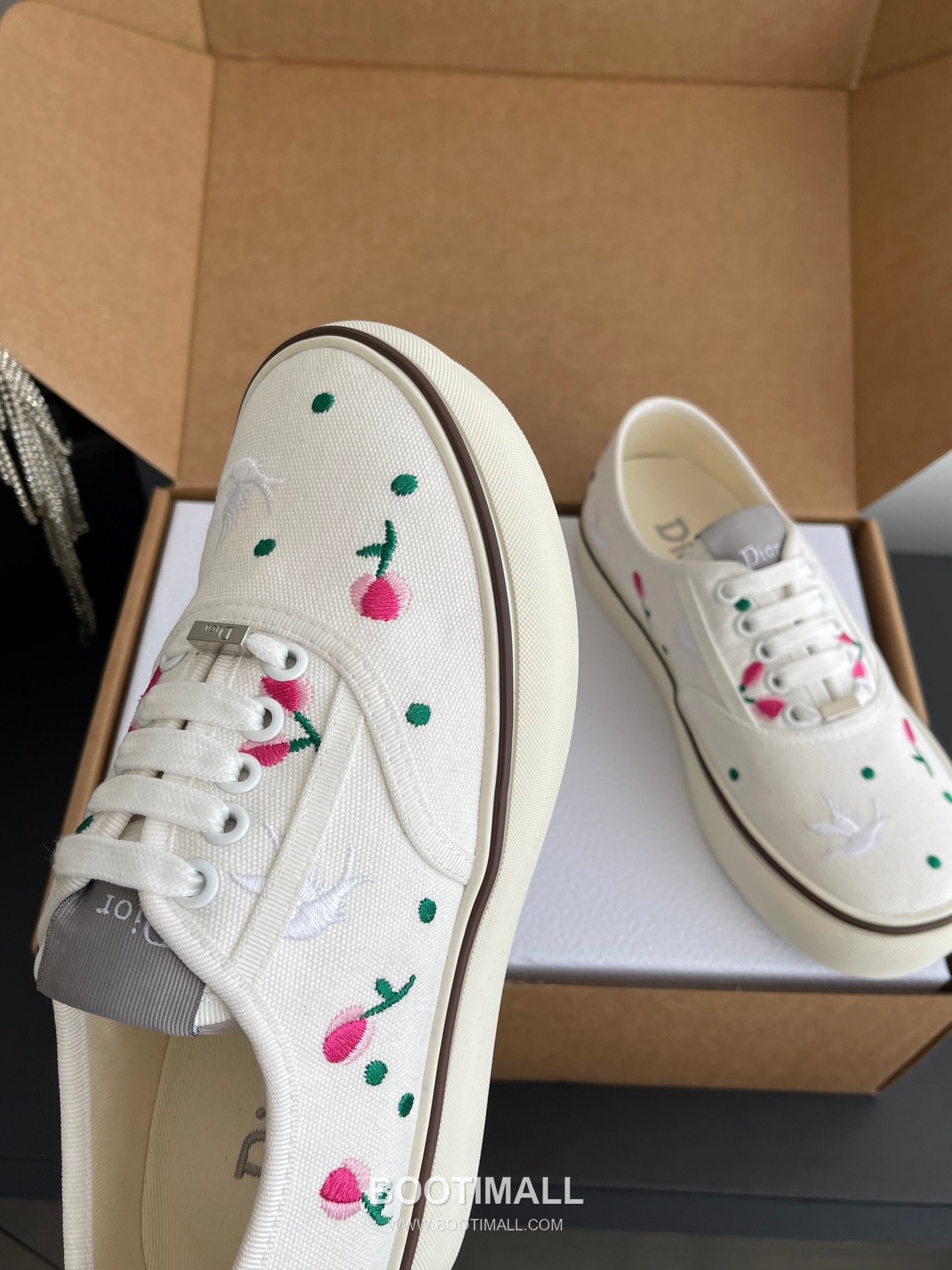 Dior Embroidered Low-Top Sneaker Canvas, Breathable Textile Beige Sneakers 디올 자수 로우탑 스니커즈 캔버스, 통기성 텍스타일 베이지 5