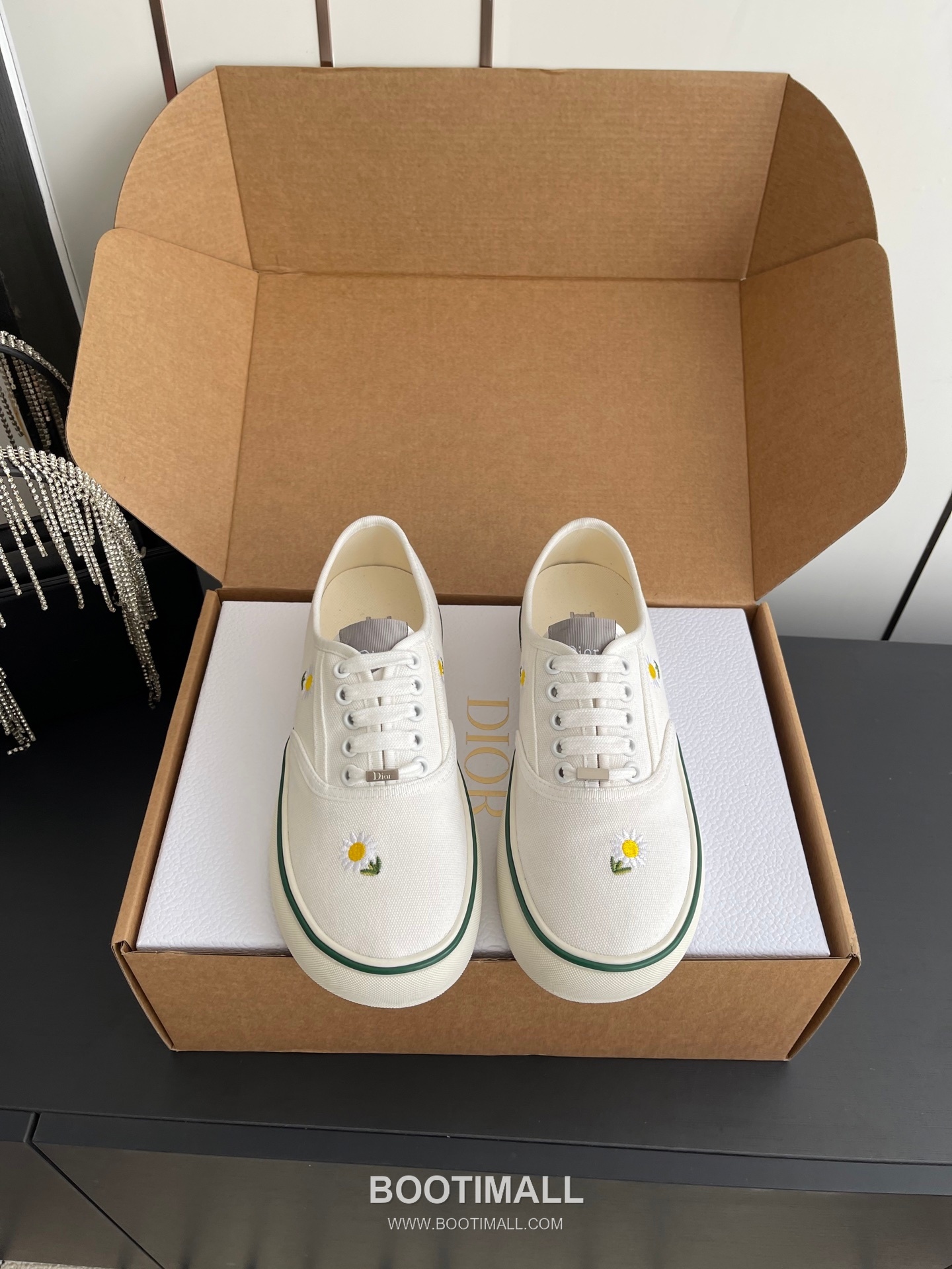 Dior Embroidered Low-Top Sneaker Canvas, Breathable Textile Beige Sneakers 디올 자수 로우탑 스니커즈 캔버스, 통기성 텍스타일 베이지 1