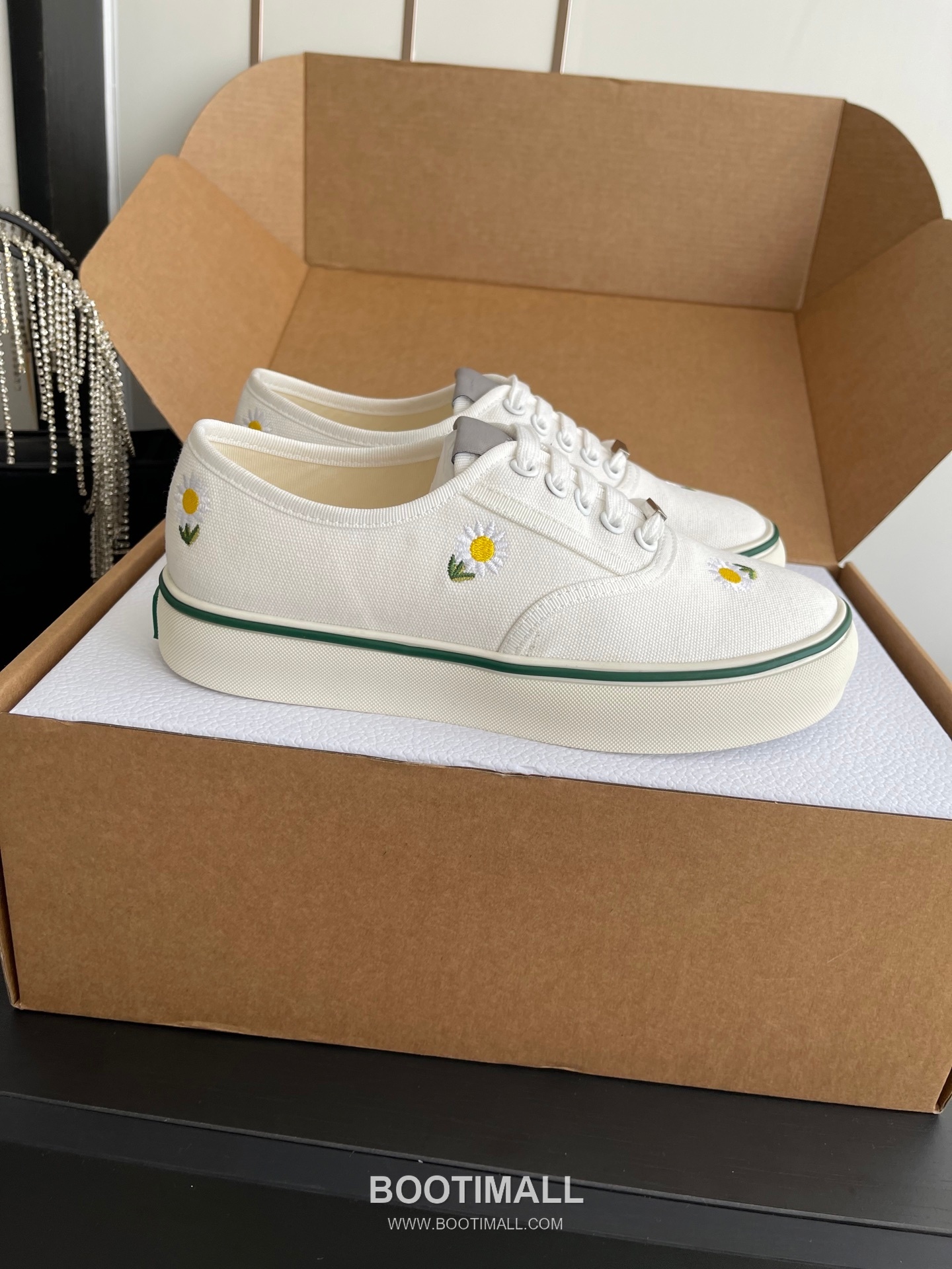 Dior Embroidered Low-Top Sneaker Canvas, Breathable Textile Beige Sneakers 디올 자수 로우탑 스니커즈 캔버스, 통기성 텍스타일 베이지 2