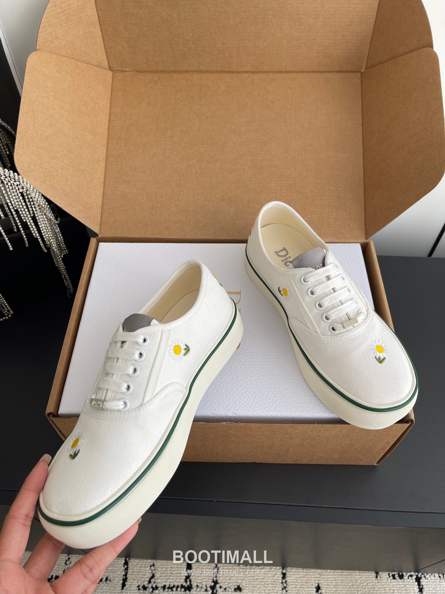 Dior Embroidered Low-Top Sneaker Canvas, Breathable Textile Beige Sneakers 디올 자수 로우탑 스니커즈 캔버스, 통기성 텍스타일 베이지 3