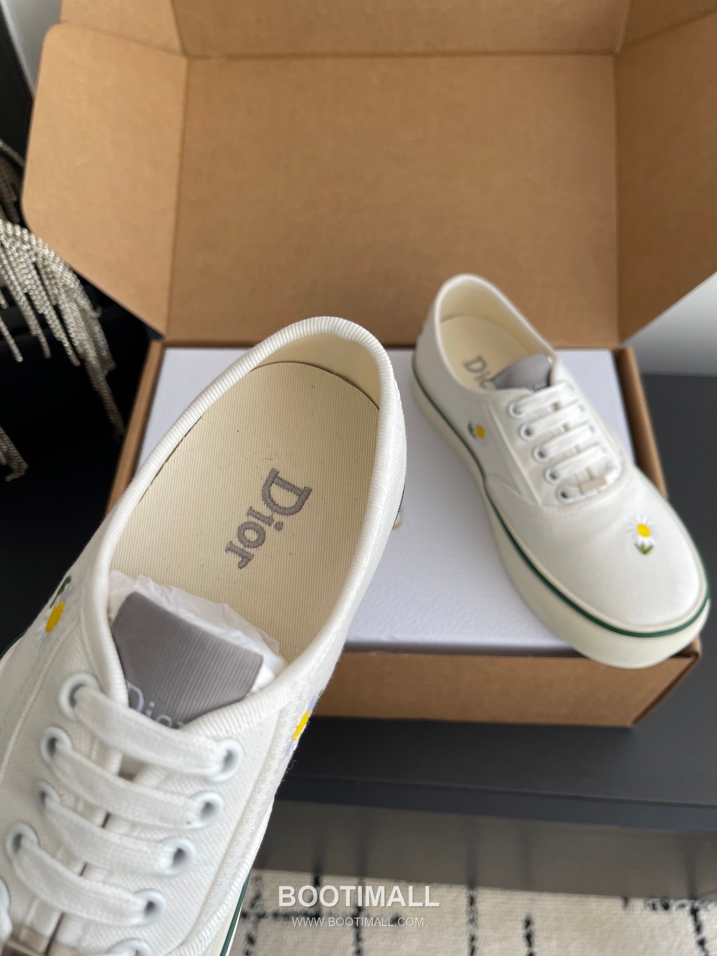 Dior Embroidered Low-Top Sneaker Canvas, Breathable Textile Beige Sneakers 디올 자수 로우탑 스니커즈 캔버스, 통기성 텍스타일 베이지 4