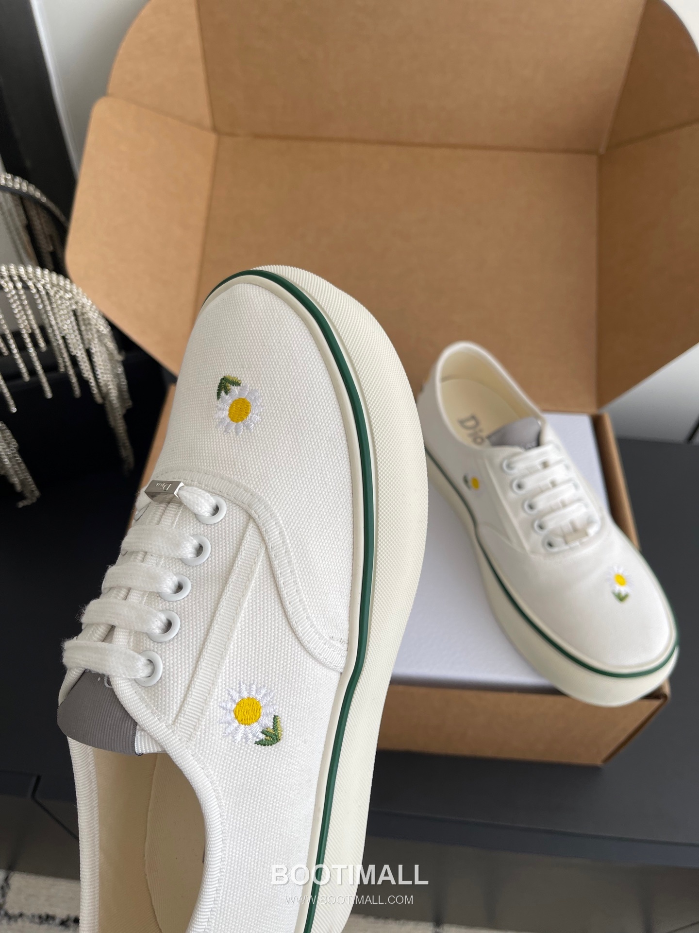 Dior Embroidered Low-Top Sneaker Canvas, Breathable Textile Beige Sneakers 디올 자수 로우탑 스니커즈 캔버스, 통기성 텍스타일 베이지 5