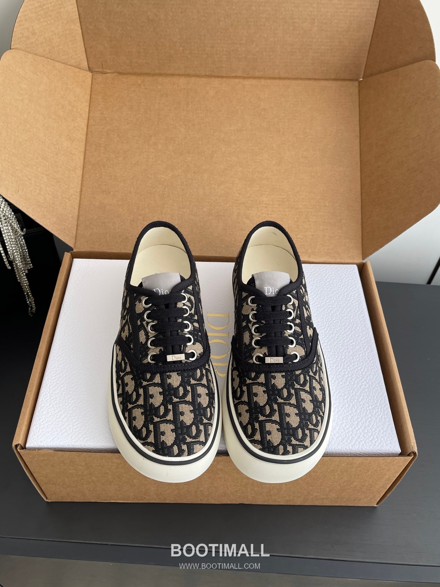 Dior Embroidered Low-Top Sneaker Canvas, Breathable Textile Beige Sneakers 디올 자수 로우탑 스니커즈 캔버스, 통기성 텍스타일 베이지 1