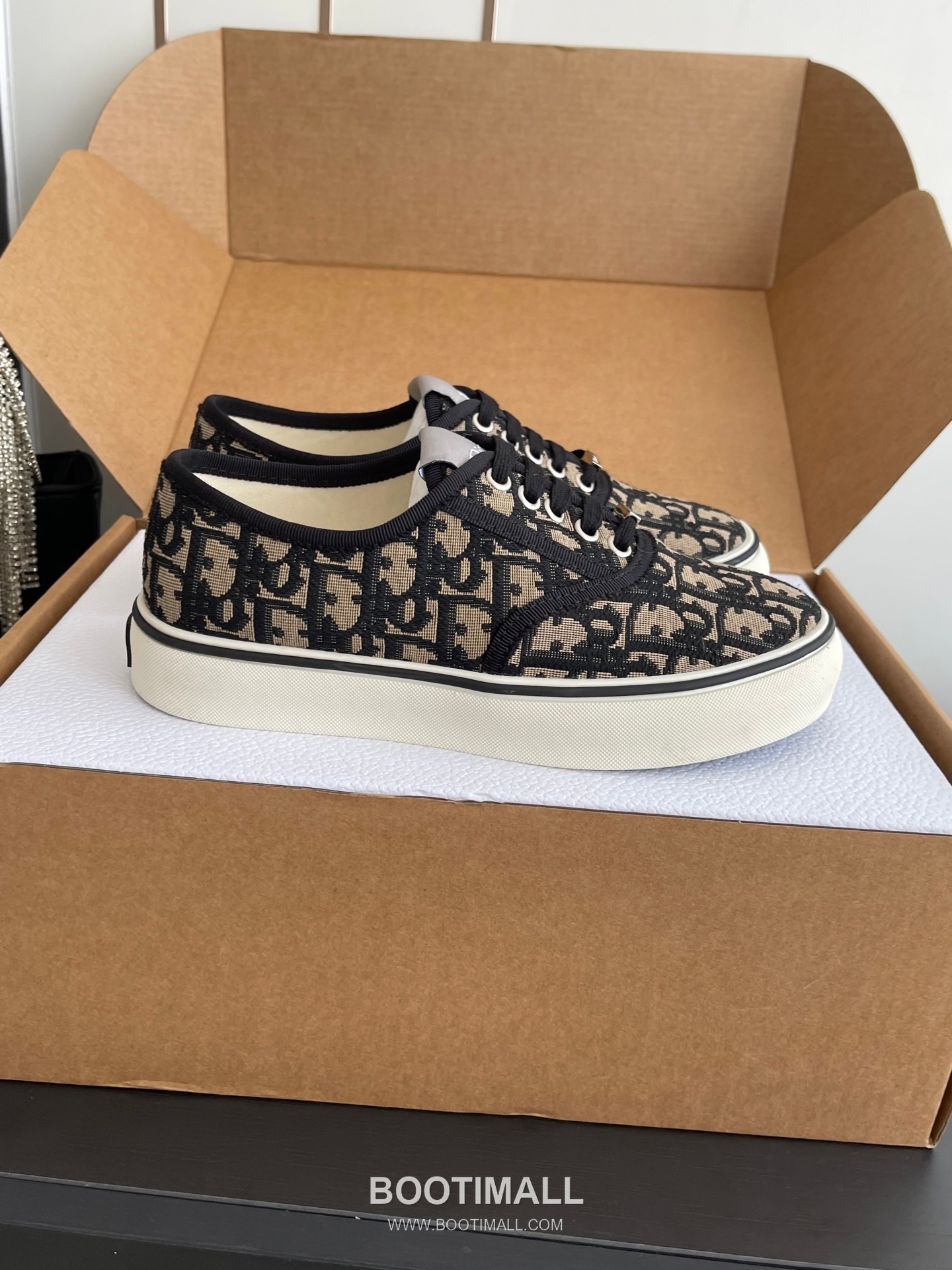 Dior Embroidered Low-Top Sneaker Canvas, Breathable Textile Beige Sneakers 디올 자수 로우탑 스니커즈 캔버스, 통기성 텍스타일 베이지 2