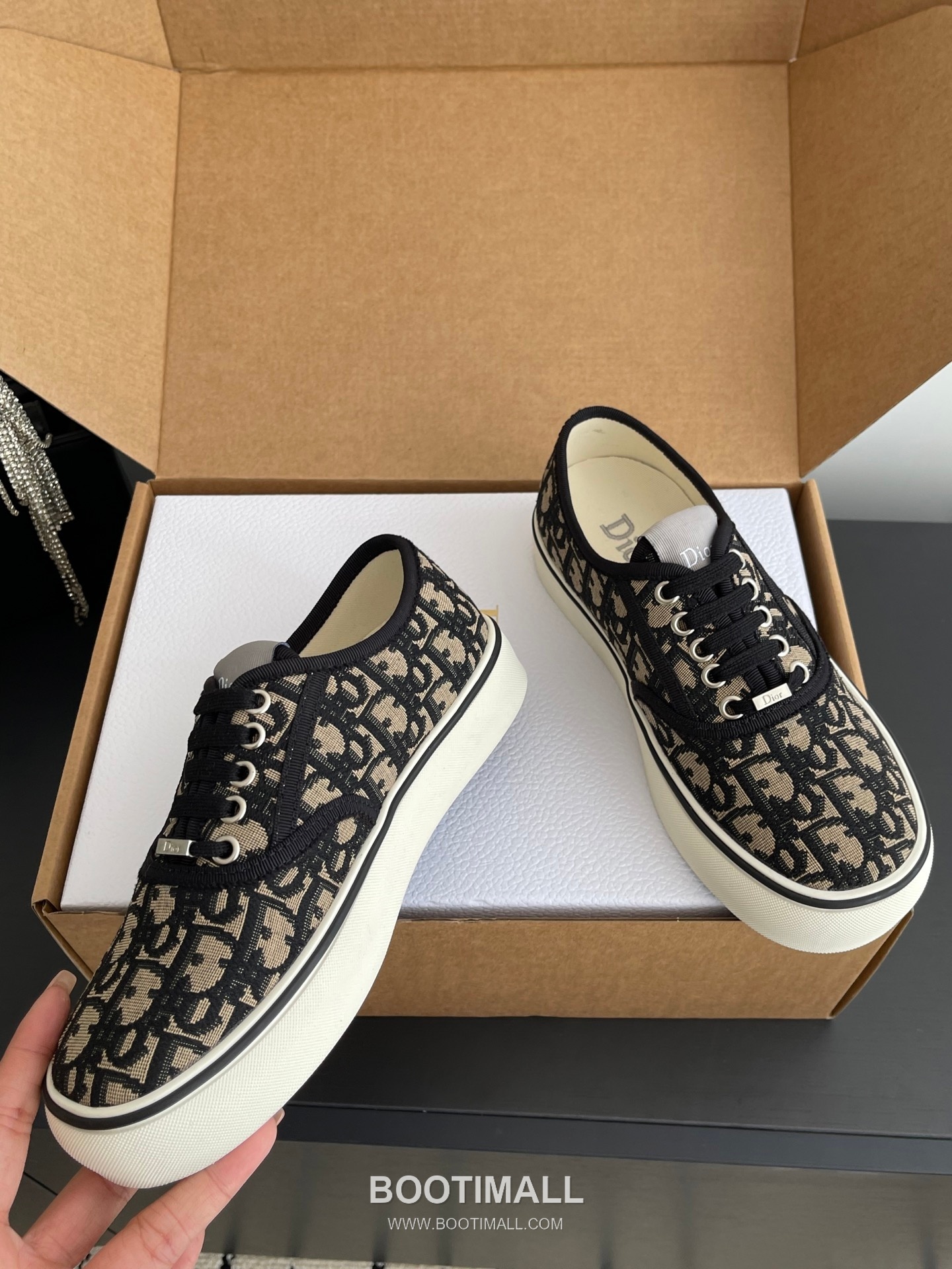 Dior Embroidered Low-Top Sneaker Canvas, Breathable Textile Beige Sneakers 디올 자수 로우탑 스니커즈 캔버스, 통기성 텍스타일 베이지 3