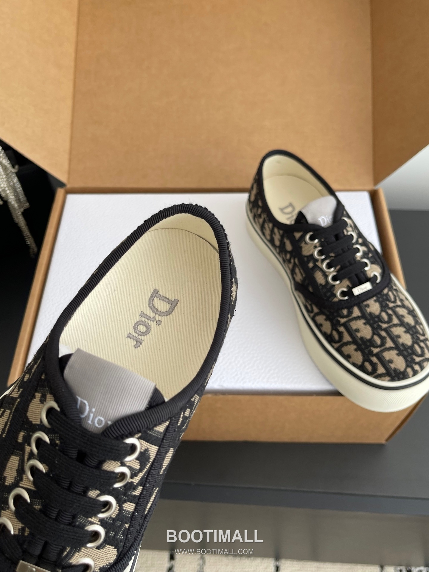 Dior Embroidered Low-Top Sneaker Canvas, Breathable Textile Beige Sneakers 디올 자수 로우탑 스니커즈 캔버스, 통기성 텍스타일 베이지 4