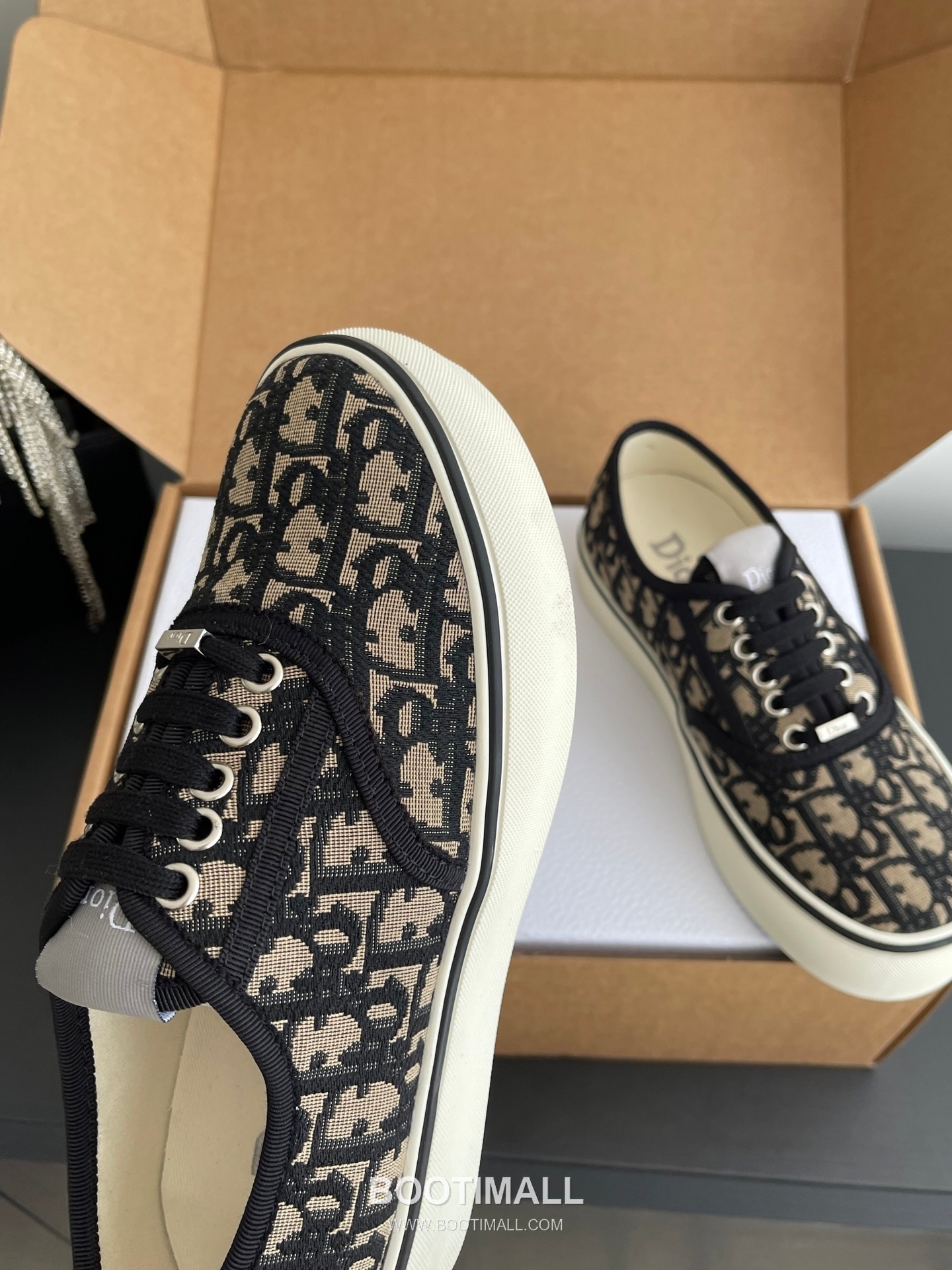 Dior Embroidered Low-Top Sneaker Canvas, Breathable Textile Beige Sneakers 디올 자수 로우탑 스니커즈 캔버스, 통기성 텍스타일 베이지 5