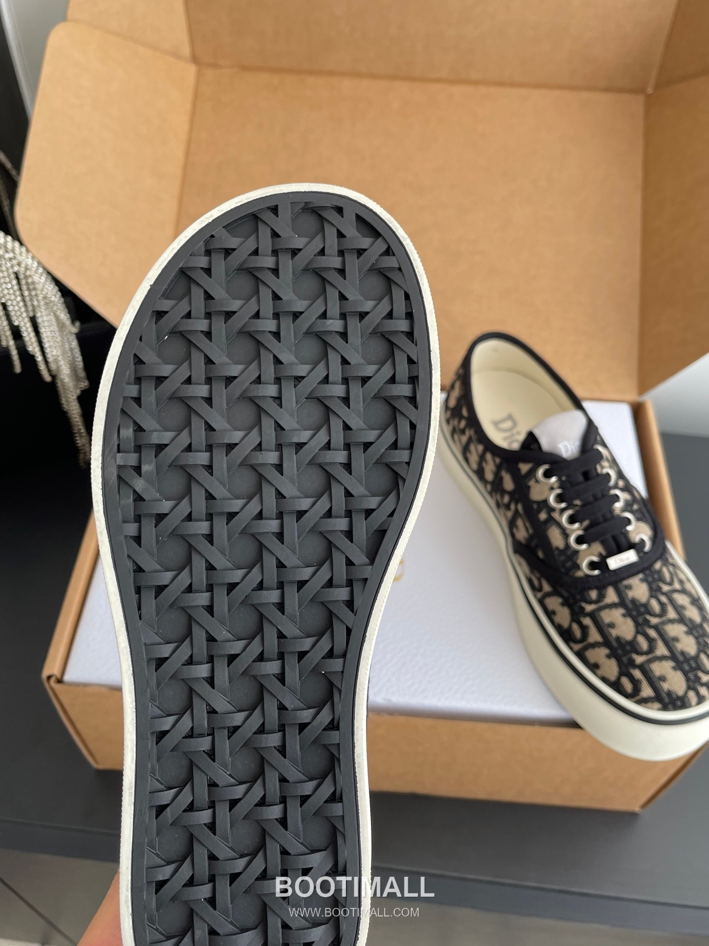 Dior Embroidered Low-Top Sneaker Canvas, Breathable Textile Beige Sneakers 디올 자수 로우탑 스니커즈 캔버스, 통기성 텍스타일 베이지 8