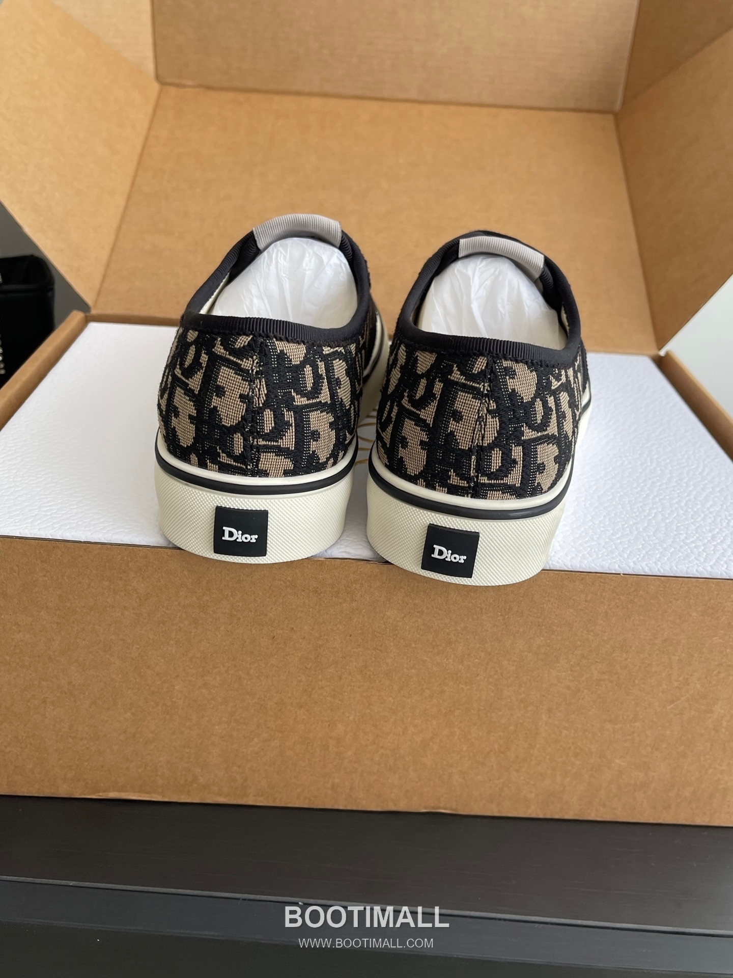 Dior Embroidered Low-Top Sneaker Canvas, Breathable Textile Beige Sneakers 디올 자수 로우탑 스니커즈 캔버스, 통기성 텍스타일 베이지 9