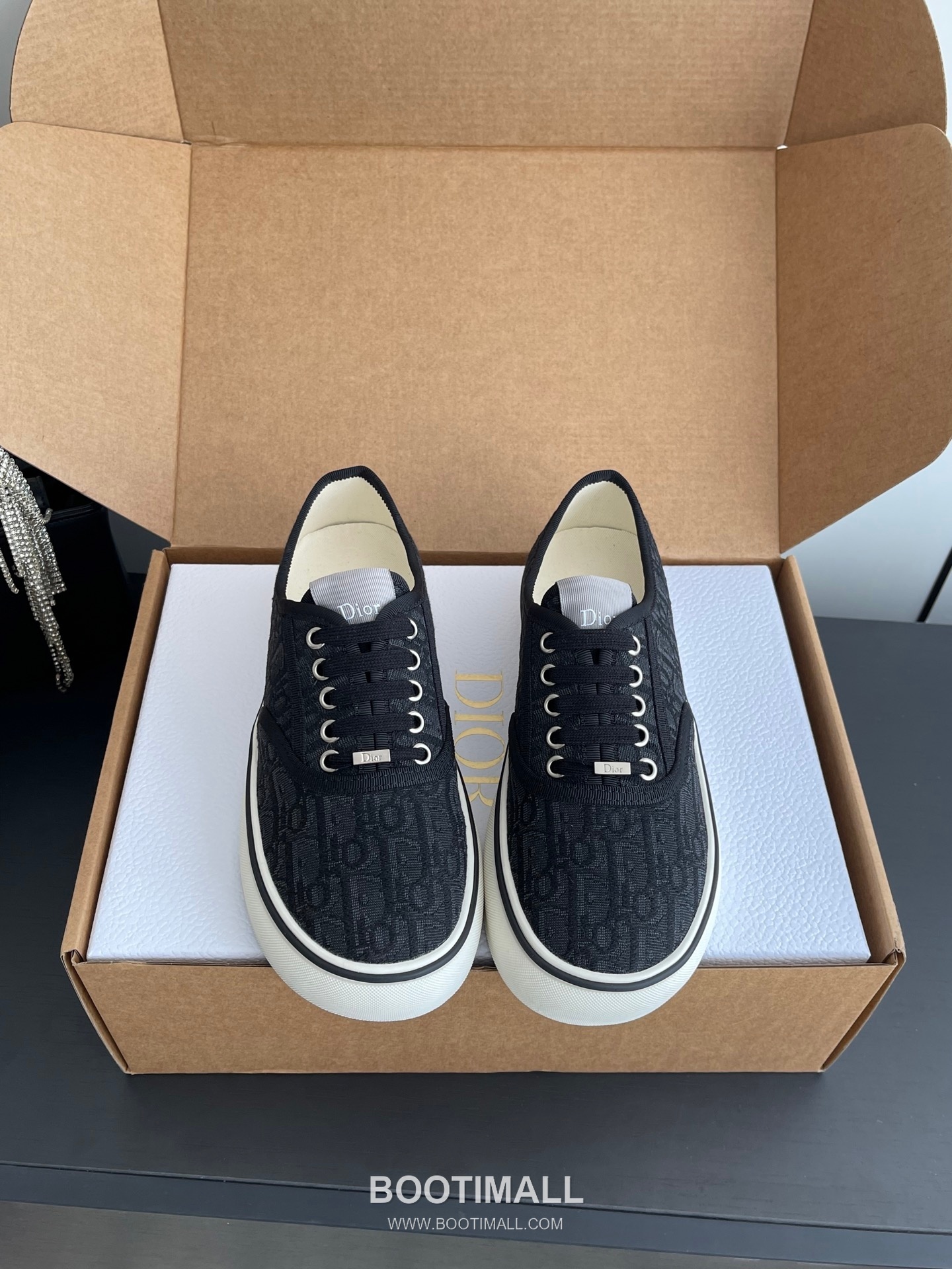 Dior Embroidered Low-Top Sneaker Canvas, Breathable Textile Beige Sneakers 디올 자수 로우탑 스니커즈 캔버스, 통기성 텍스타일 베이지 1