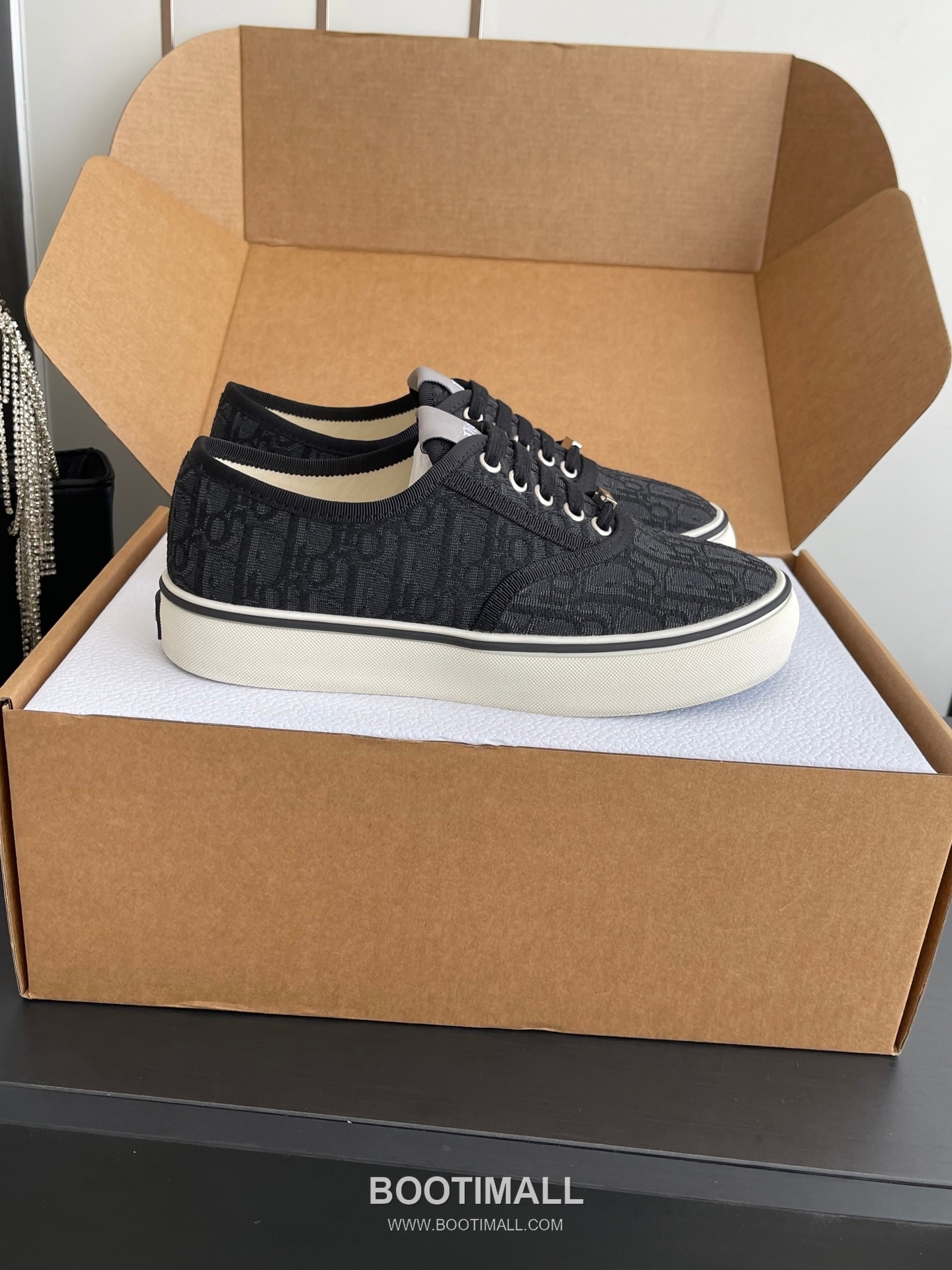 Dior Embroidered Low-Top Sneaker Canvas, Breathable Textile Beige Sneakers 디올 자수 로우탑 스니커즈 캔버스, 통기성 텍스타일 베이지 2