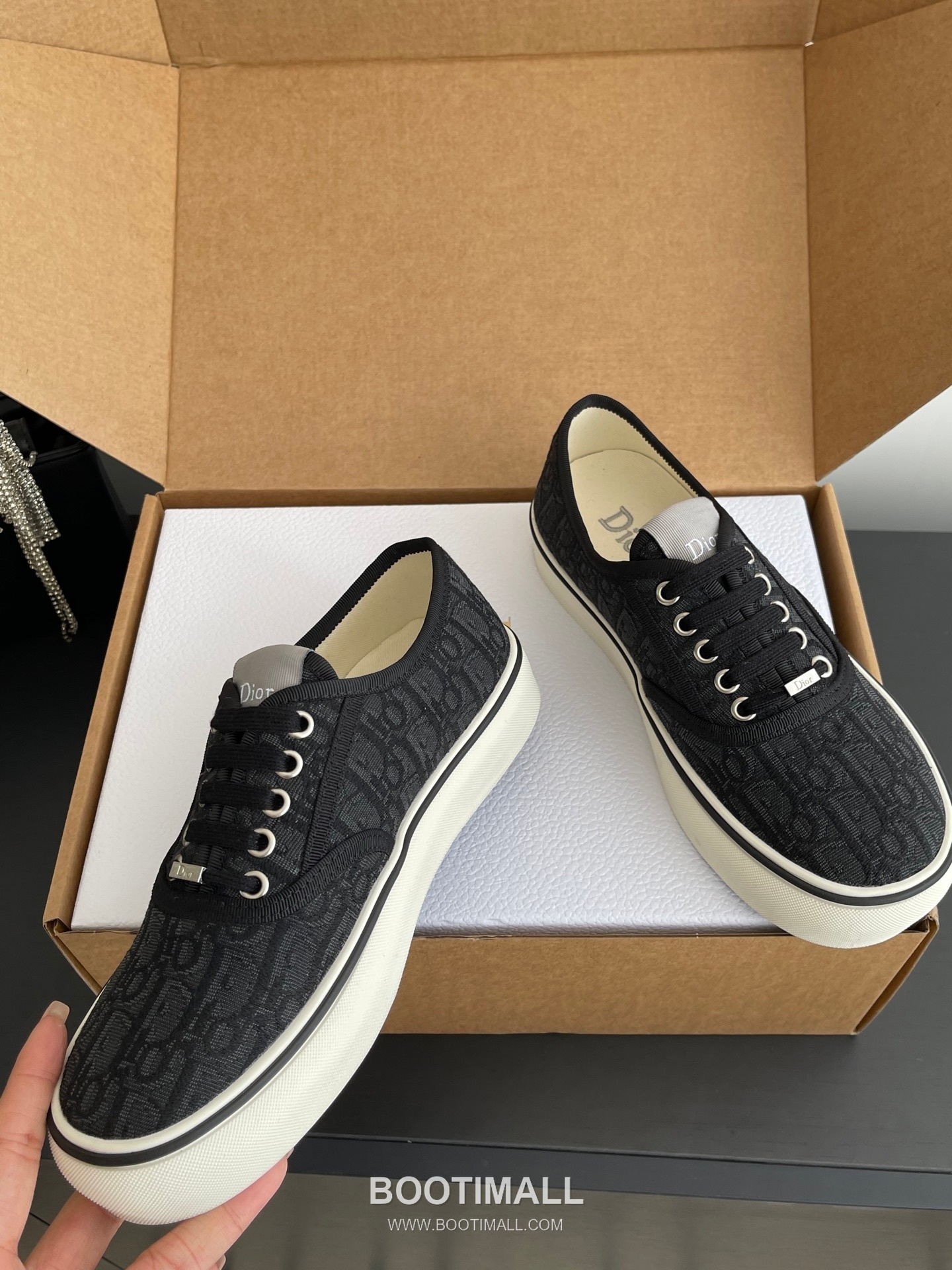 Dior Embroidered Low-Top Sneaker Canvas, Breathable Textile Beige Sneakers 디올 자수 로우탑 스니커즈 캔버스, 통기성 텍스타일 베이지 3