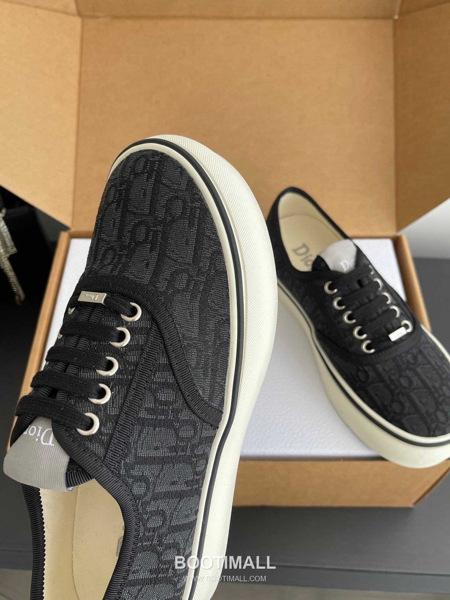 Dior Embroidered Low-Top Sneaker Canvas, Breathable Textile Beige Sneakers 디올 자수 로우탑 스니커즈 캔버스, 통기성 텍스타일 베이지 5