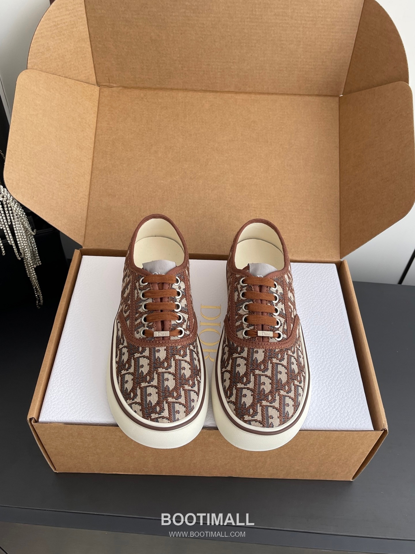 Dior Embroidered Low-Top Sneaker Canvas, Breathable Textile Beige Sneakers 디올 자수 로우탑 스니커즈 캔버스, 통기성 텍스타일 베이지 1