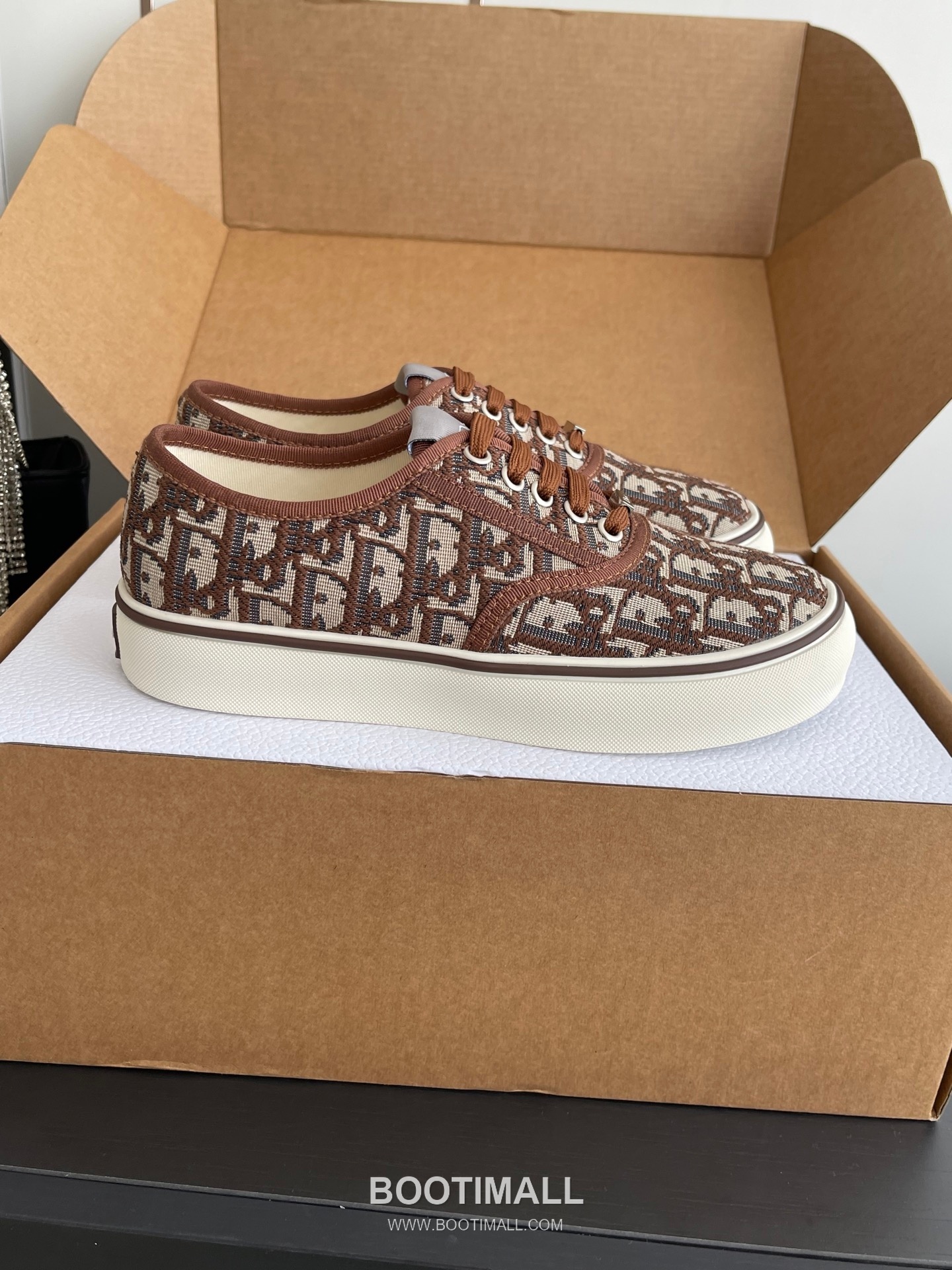 Dior Embroidered Low-Top Sneaker Canvas, Breathable Textile Beige Sneakers 디올 자수 로우탑 스니커즈 캔버스, 통기성 텍스타일 베이지 2