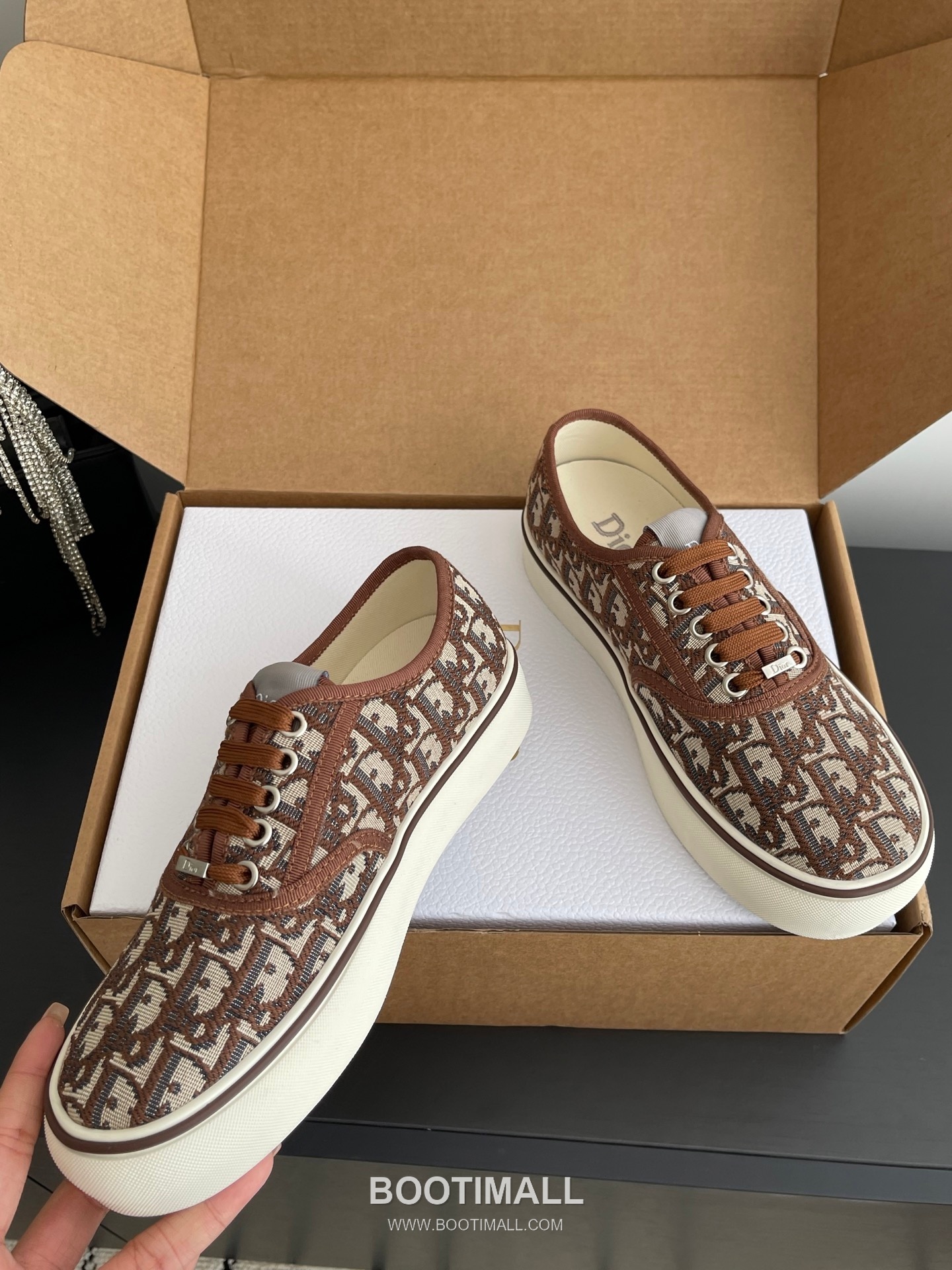 Dior Embroidered Low-Top Sneaker Canvas, Breathable Textile Beige Sneakers 디올 자수 로우탑 스니커즈 캔버스, 통기성 텍스타일 베이지 3