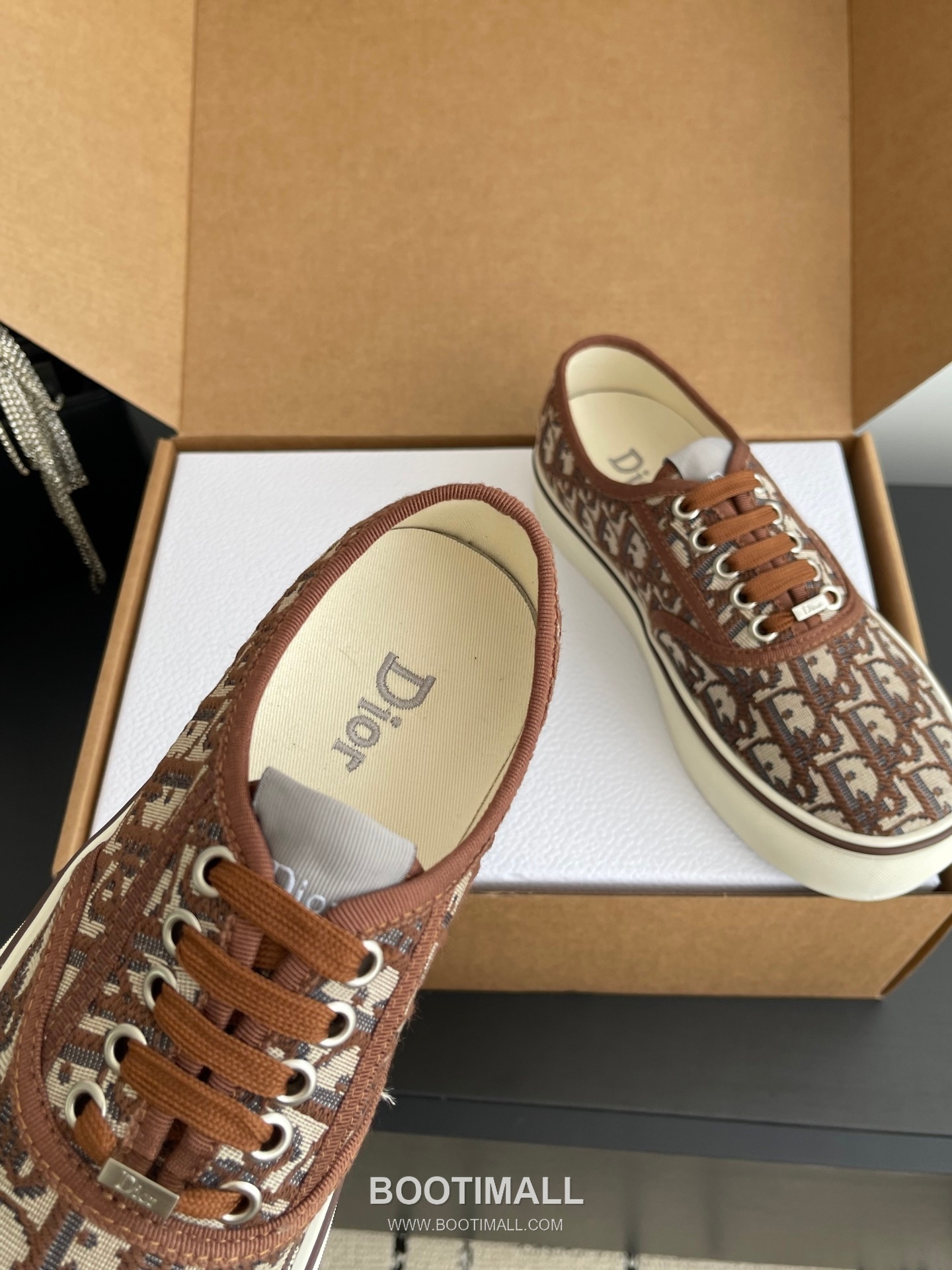 Dior Embroidered Low-Top Sneaker Canvas, Breathable Textile Beige Sneakers 디올 자수 로우탑 스니커즈 캔버스, 통기성 텍스타일 베이지 4