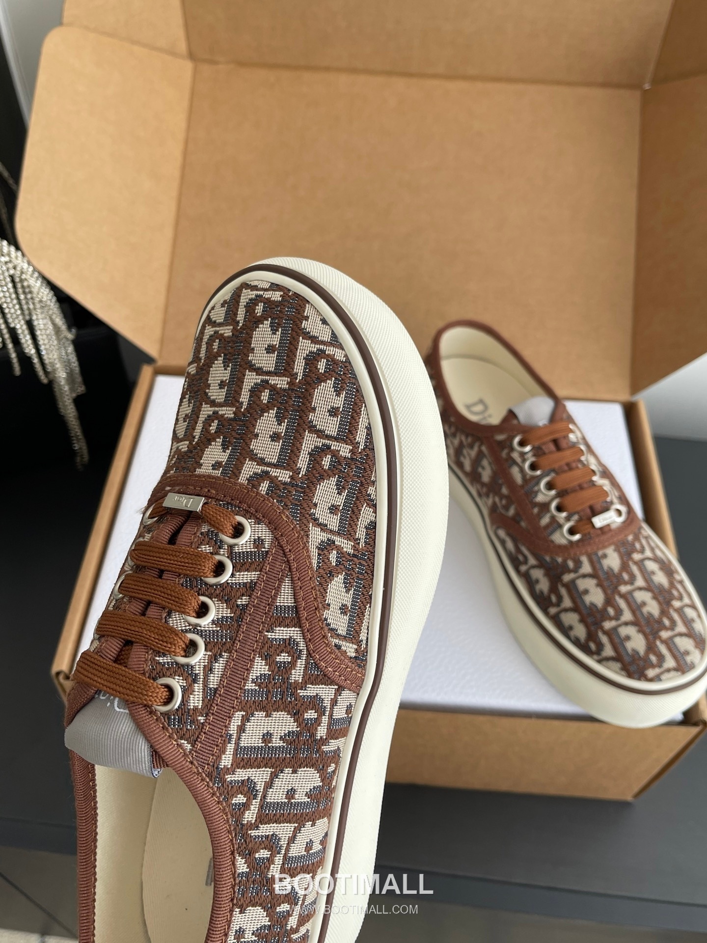 Dior Embroidered Low-Top Sneaker Canvas, Breathable Textile Beige Sneakers 디올 자수 로우탑 스니커즈 캔버스, 통기성 텍스타일 베이지 5