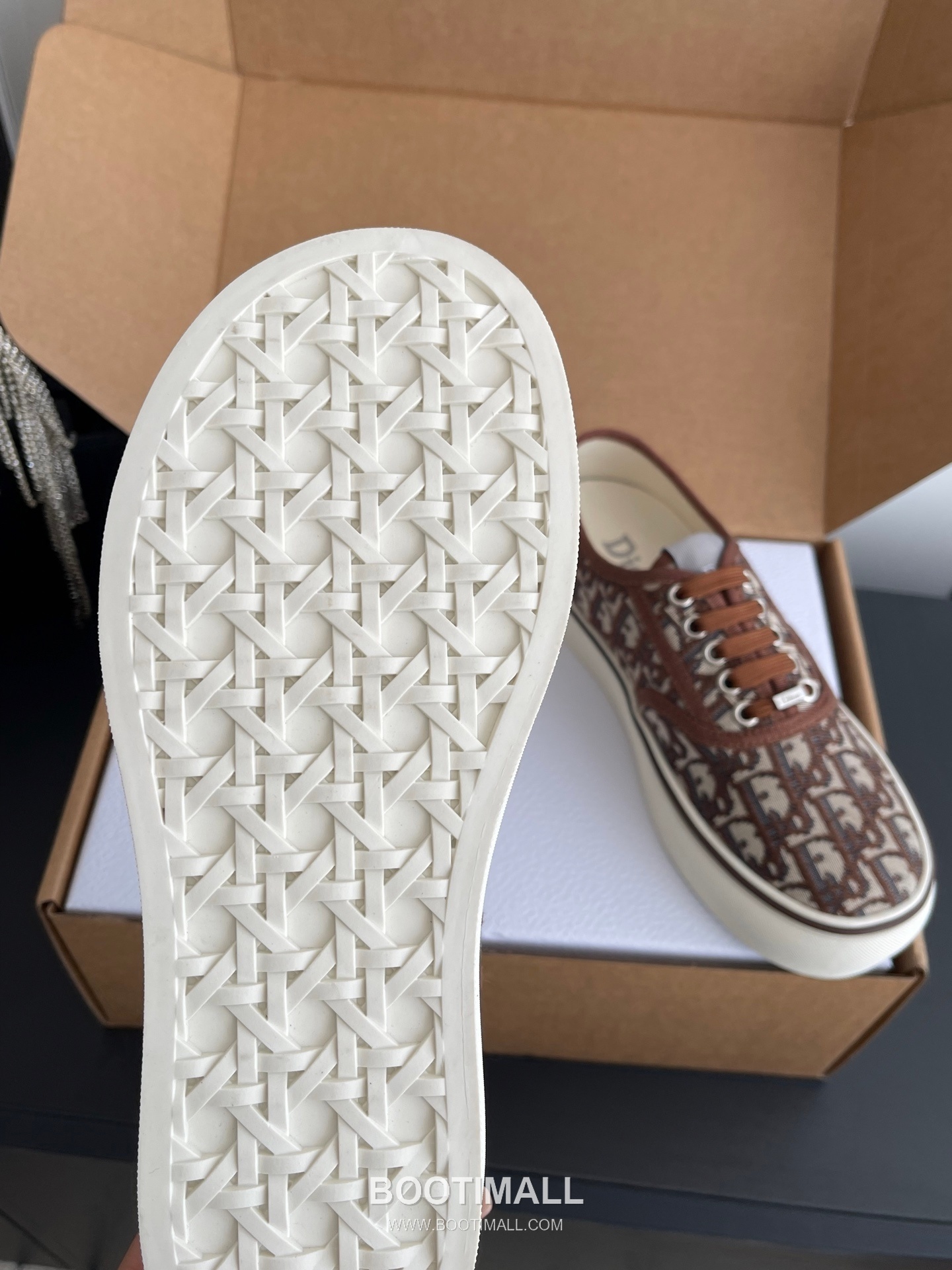 Dior Embroidered Low-Top Sneaker Canvas, Breathable Textile Beige Sneakers 디올 자수 로우탑 스니커즈 캔버스, 통기성 텍스타일 베이지 8