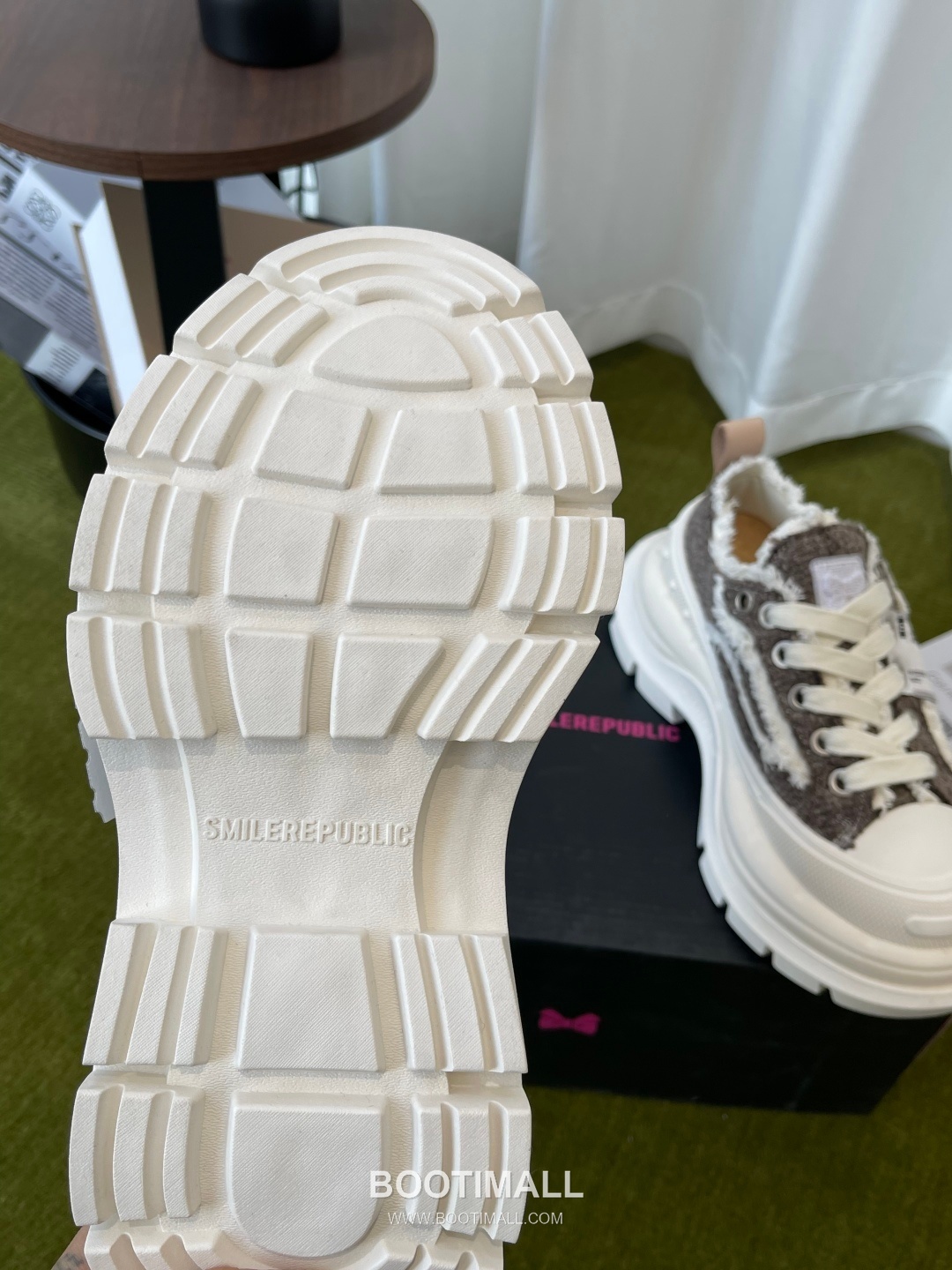 Low Top Sneaker 2.0 Soft Material Beige Sneakers 로우탑 스니커즈 2.0 부드러운 소재 베이지 5