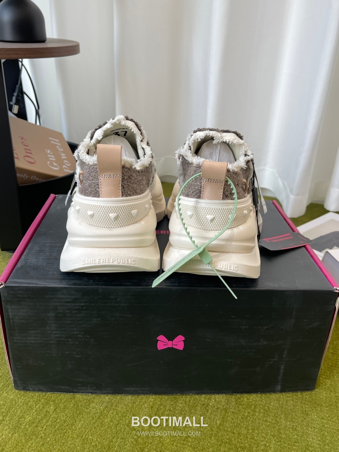 Low Top Sneaker 2.0 Soft Material Beige Sneakers 로우탑 스니커즈 2.0 부드러운 소재 베이지 8