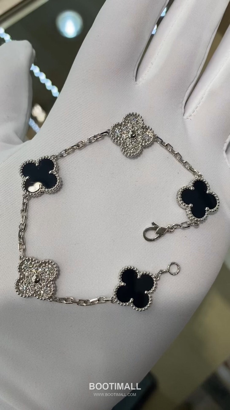 Five Flower Bracelet 18K Gold, Diamond, Black Onyx Black 오화 팔찌 18K 골드, 다이아몬드, 블랙 마노 블랙 7