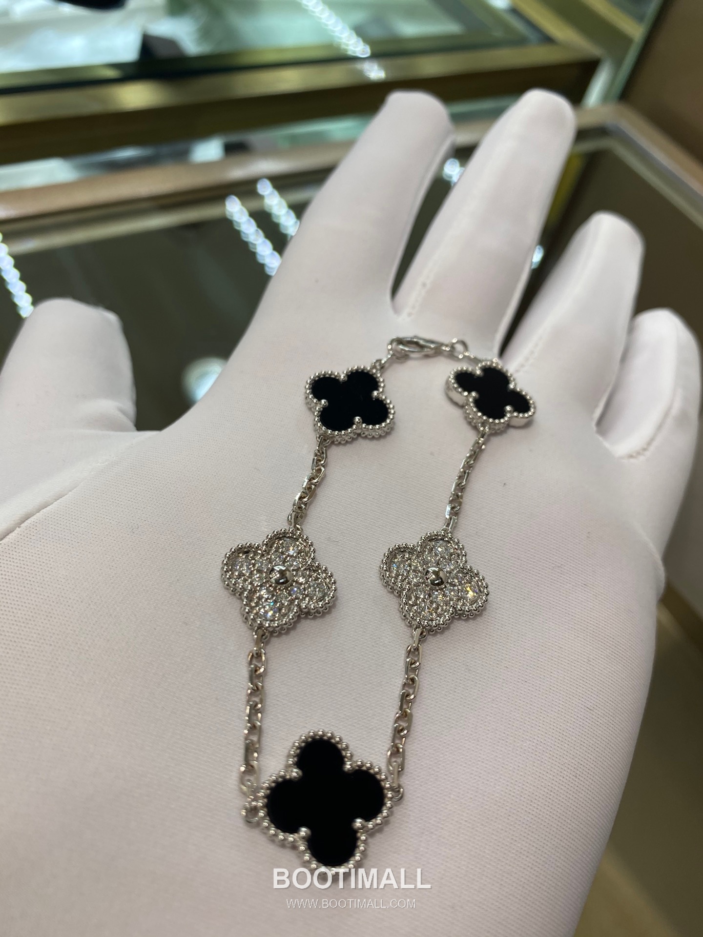 Five Flower Bracelet 18K Gold, Diamond, Black Onyx Black 오화 팔찌 18K 골드, 다이아몬드, 블랙 마노 블랙 8