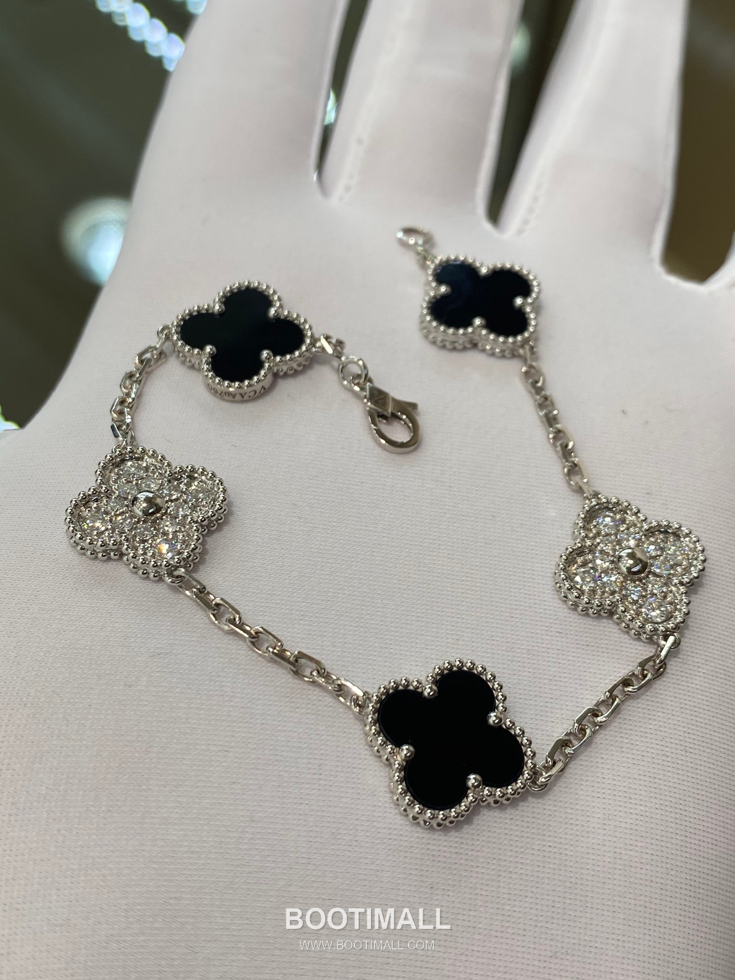 Five Flower Bracelet 18K Gold, Diamond, Black Onyx Black 오화 팔찌 18K 골드, 다이아몬드, 블랙 마노 블랙 10