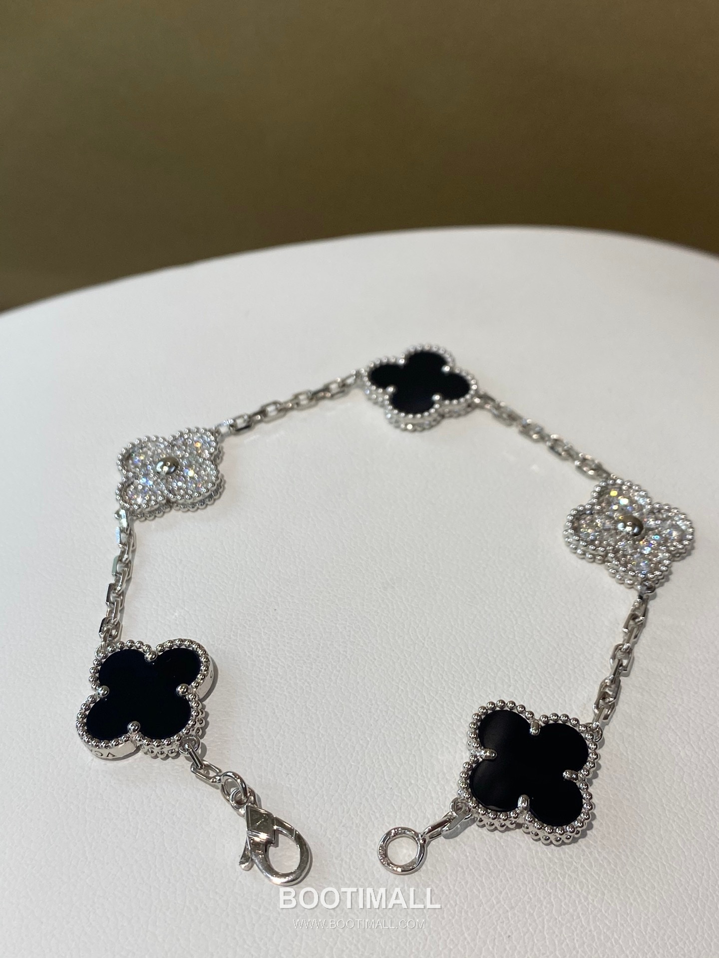 Five Flower Bracelet 18K Gold, Diamond, Black Onyx Black 오화 팔찌 18K 골드, 다이아몬드, 블랙 마노 블랙 11