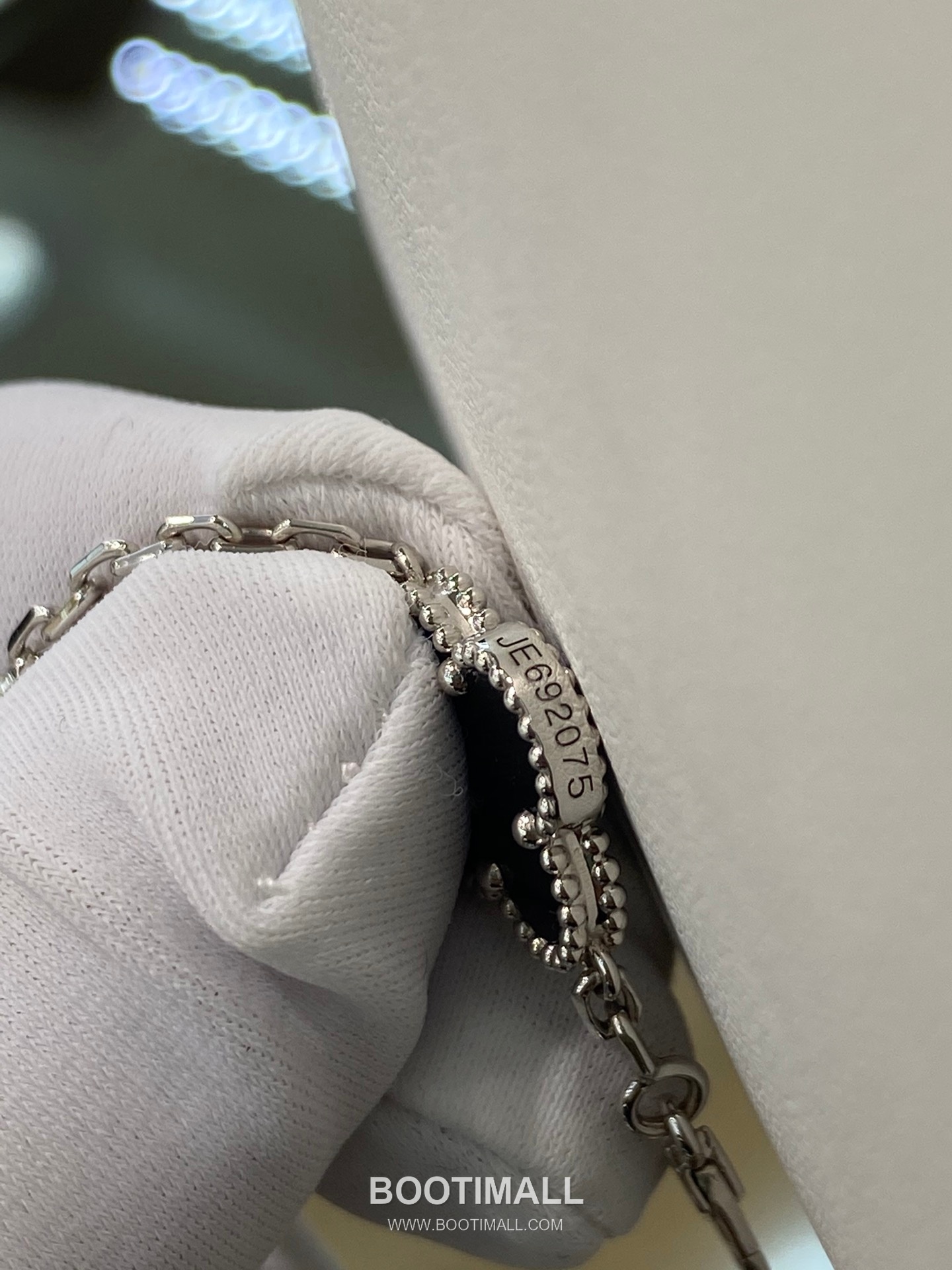 Five Flower Bracelet 18K Gold, Diamond, Black Onyx Black 오화 팔찌 18K 골드, 다이아몬드, 블랙 마노 블랙 13